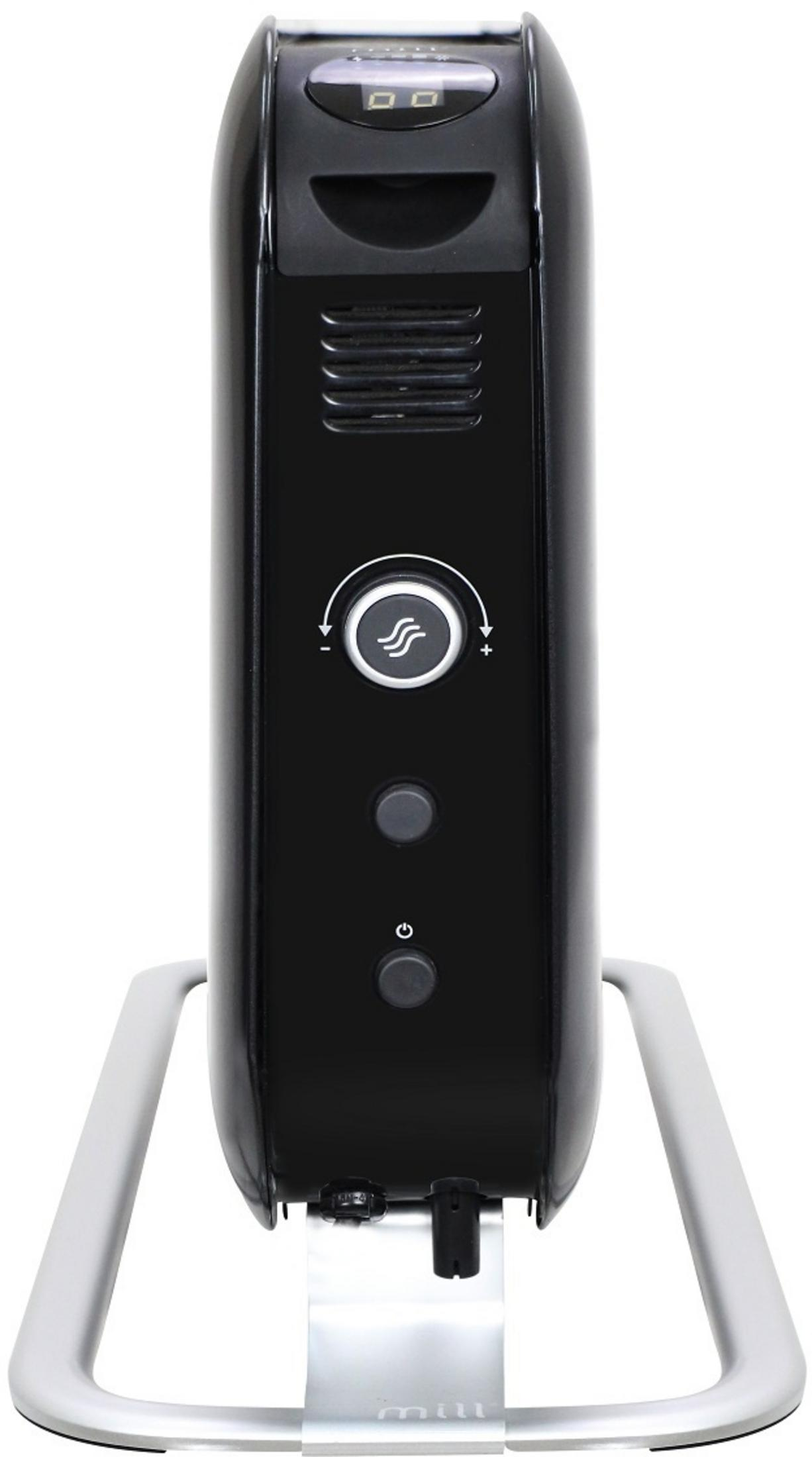 Un radiador de aceite negro con pantalla digital y controles, sobre un soporte plateado.