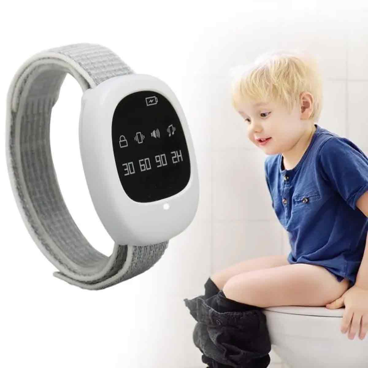 Ein Kind sitzt auf einer Toilette, neben einem Armband-Gerät.