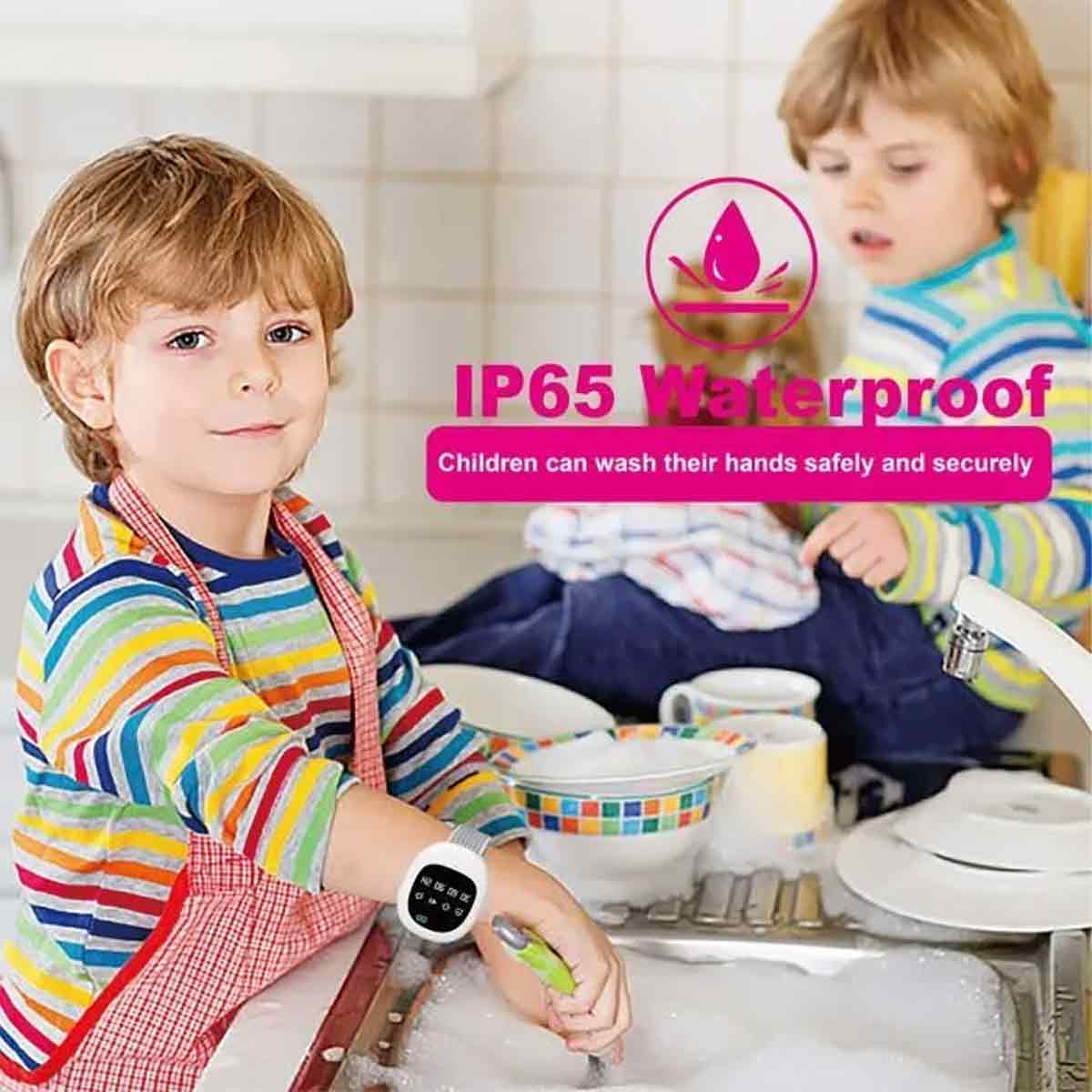 Zwei Kinder waschen Geschirr in einer Spüle. Einer trägt eine Uhr.