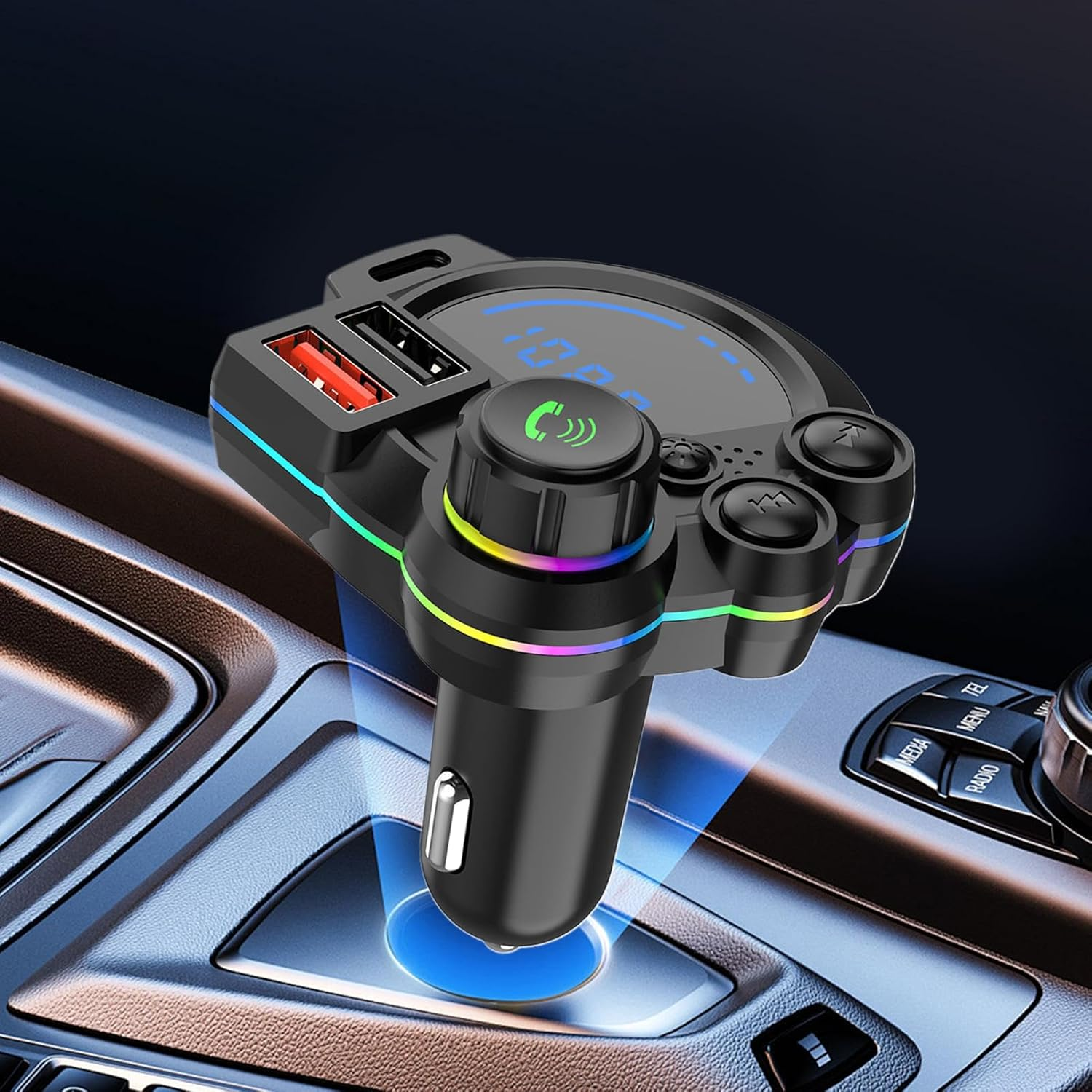 Autoladegerät mit USB-Anschlüssen und bunten LED-Leuchten in der Mittelkonsole.