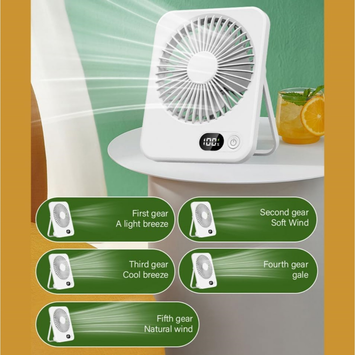 Ein weißer Ventilator mit Digitalanzeige steht auf einem Tisch, daneben ein Glas Getränk.