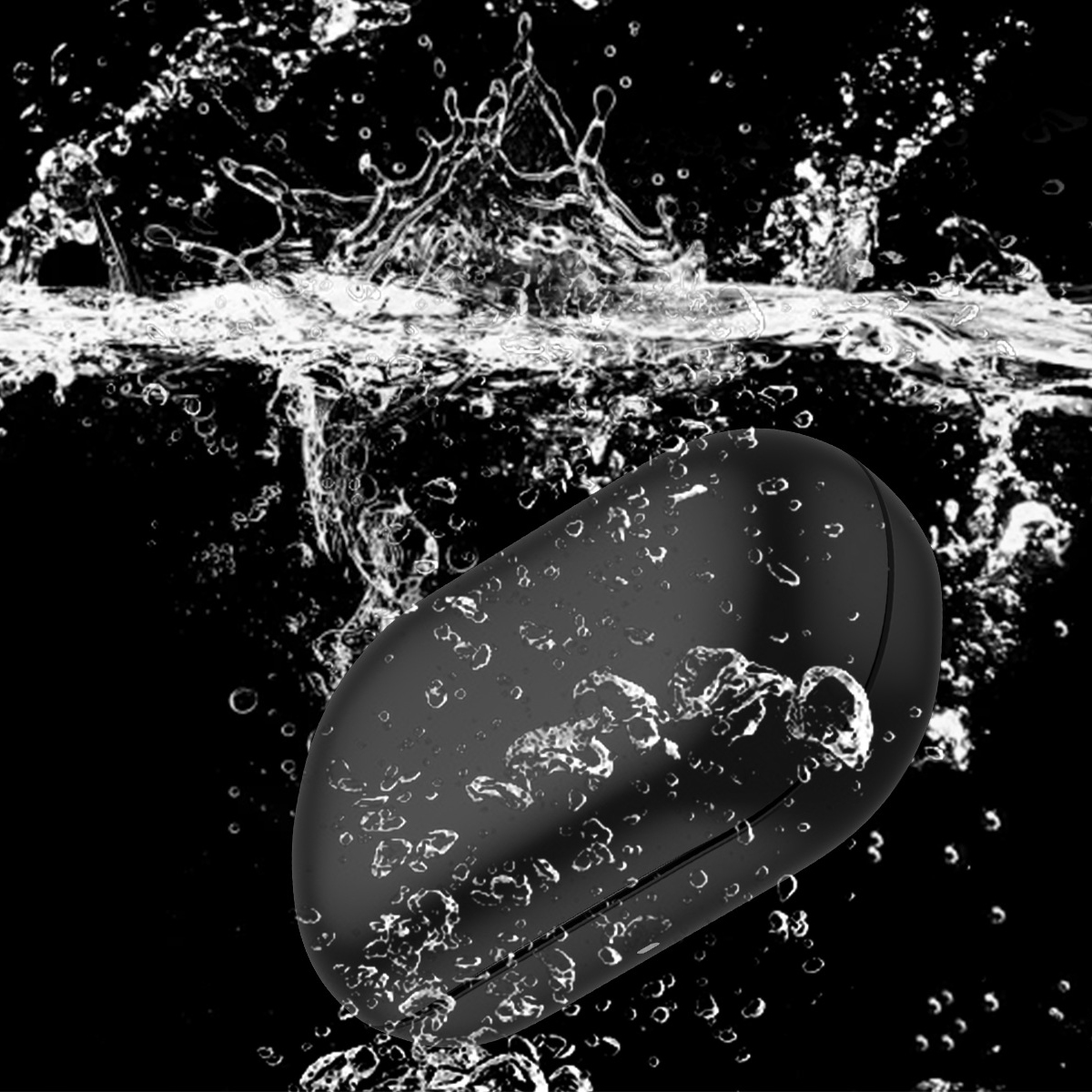 Ein schwarzes Objekt mit Wassertropfen im Wasser.