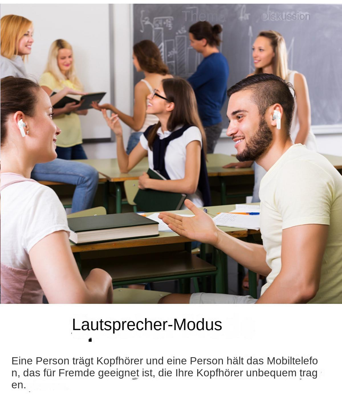 Schüler in einem Klassenzimmer mit Kopfhörern und einem Handy.