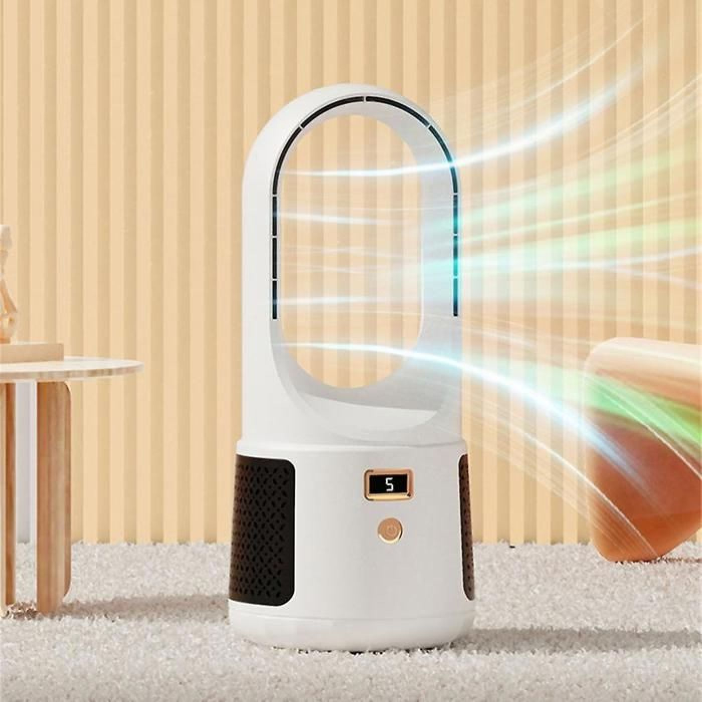 Ein weißer Turmventilator mit blauem Luftstrom steht auf einem Teppich neben einem Tisch.