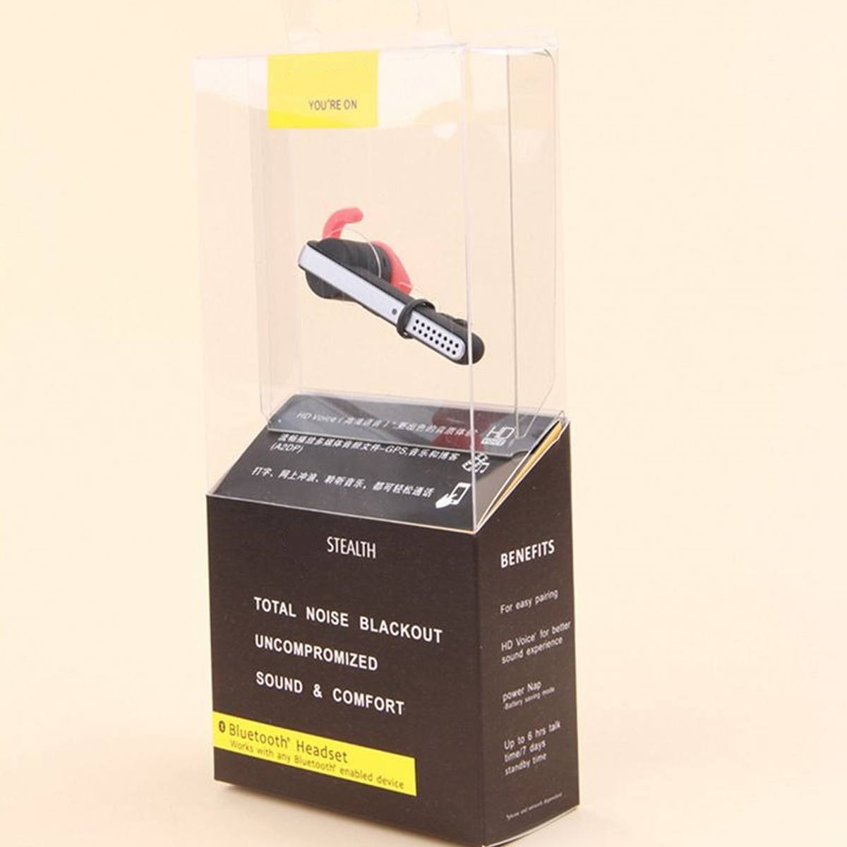 Ein schwarzes Bluetooth-Headset mit rotem Akzent in einer durchsichtigen Verpackung.