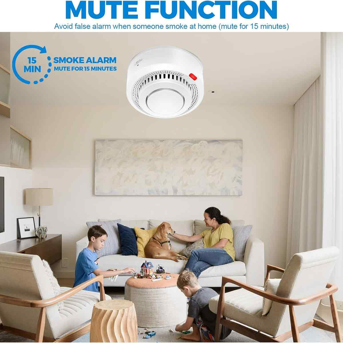 Ein Rauchmelder an der Decke über einer Familie, die im Wohnzimmer spielt.