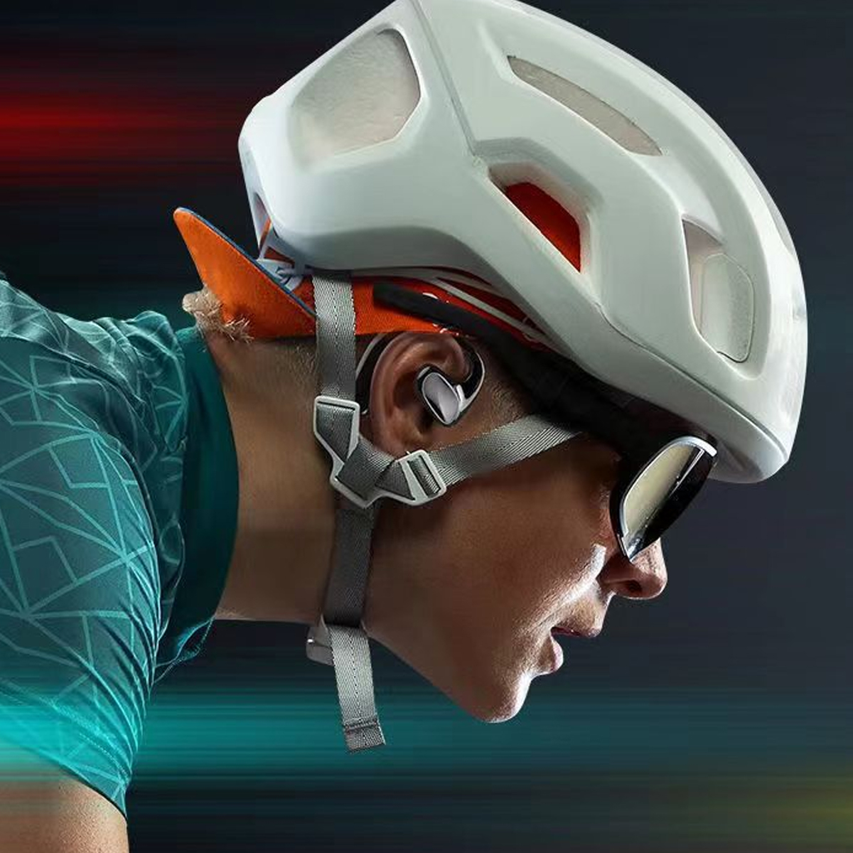 Radfahrer mit Helm und Ohrhörern, im Profil, mit verschwommenem Hintergrund.