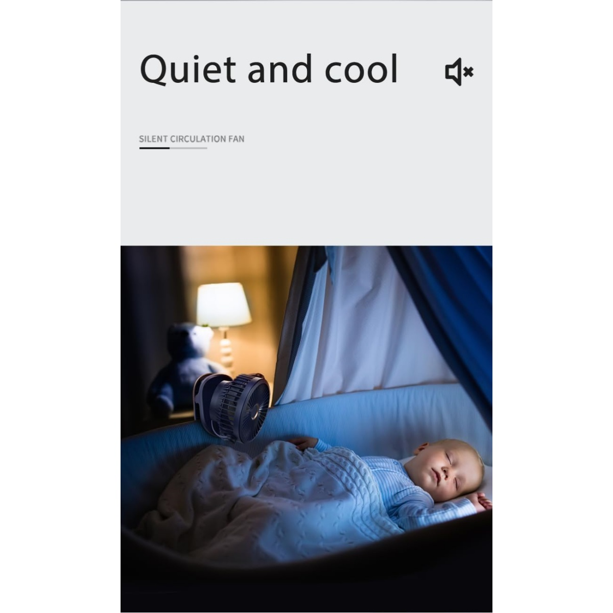 Ein Baby schläft friedlich in einem Kinderbett, ein kleiner Ventilator steht daneben.