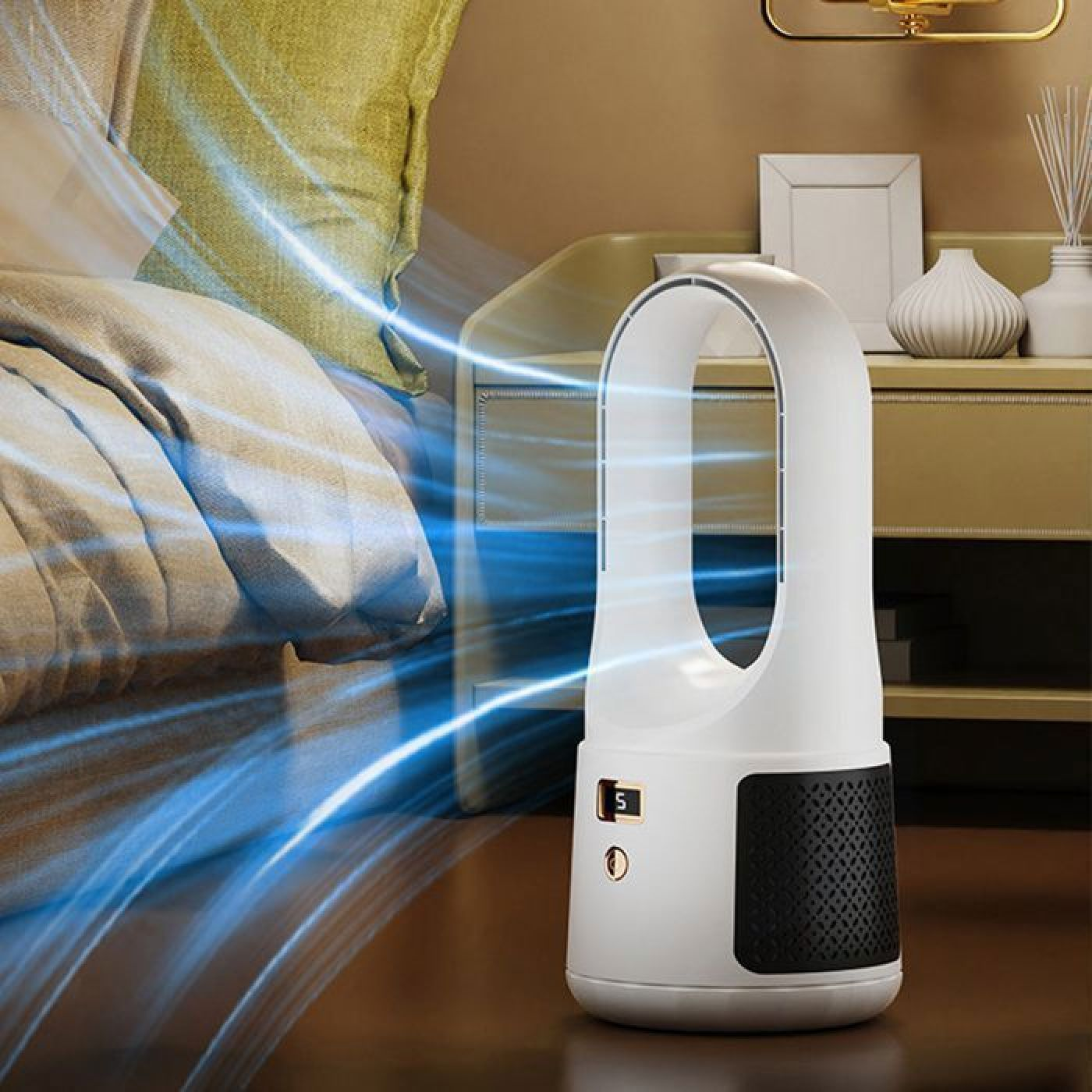 Ein weißer Turmventilator mit blauen Luftströmen, der auf einem Nachttisch neben einem Bett steht.