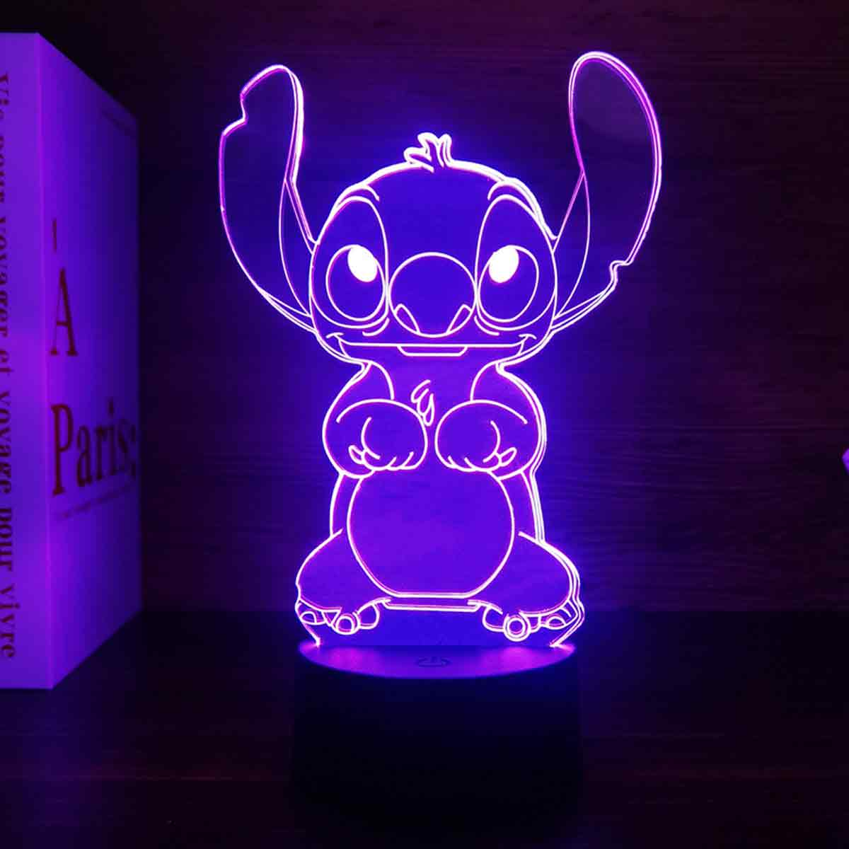 Eine lila LED-Lampe in Form von Stitch aus Lilo & Stitch steht im Regal.