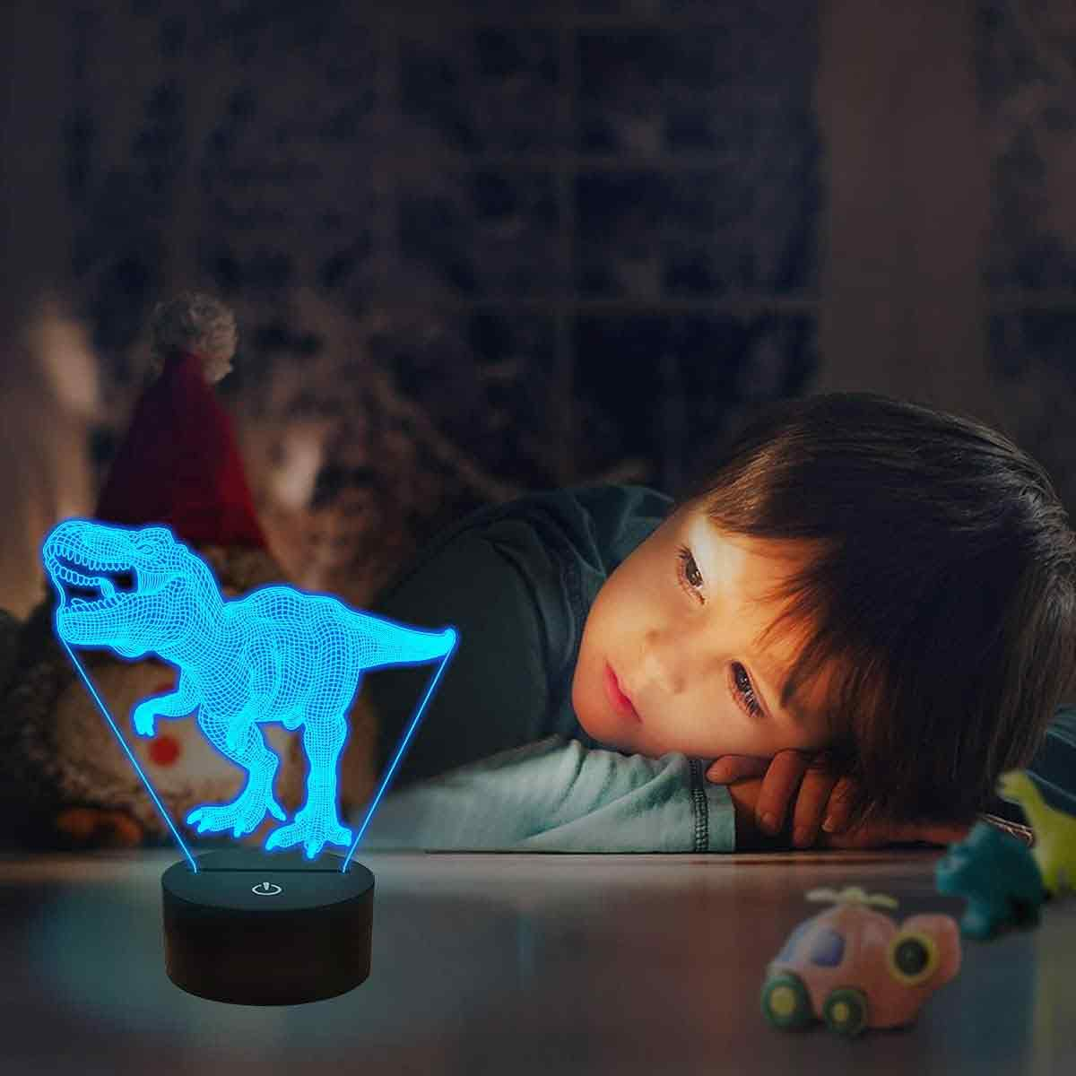 Ein Junge schaut auf eine leuchtende Dinosaurierlampe. Spielzeug im Vordergrund.