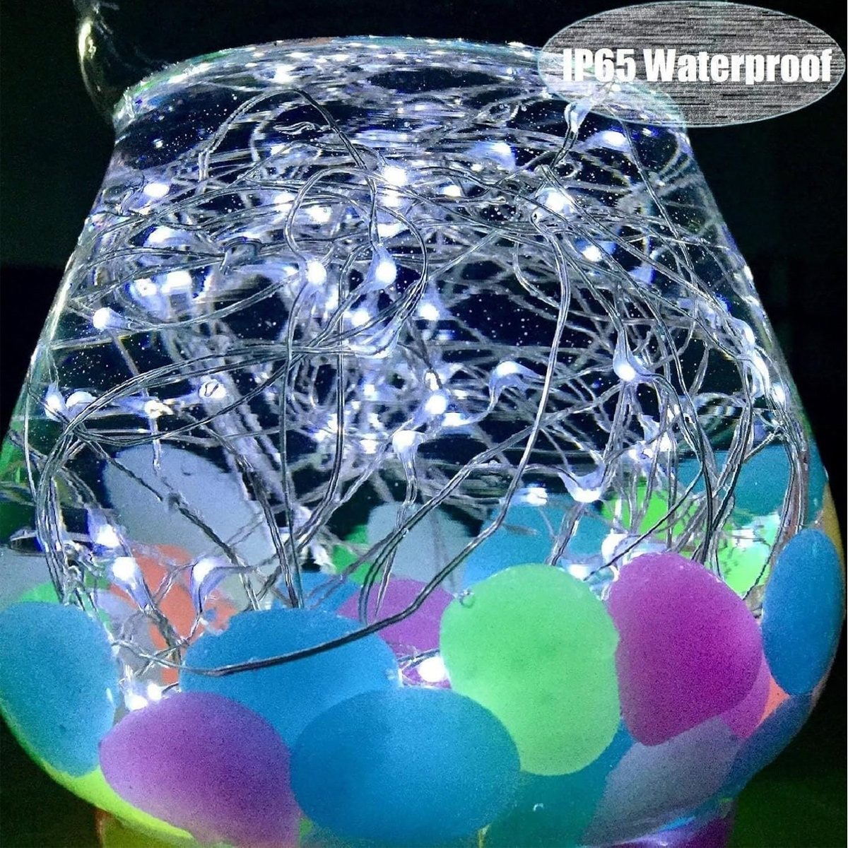 Glasvase mit weißen Lichterketten und bunten Steinen, IP65 wasserdicht.
