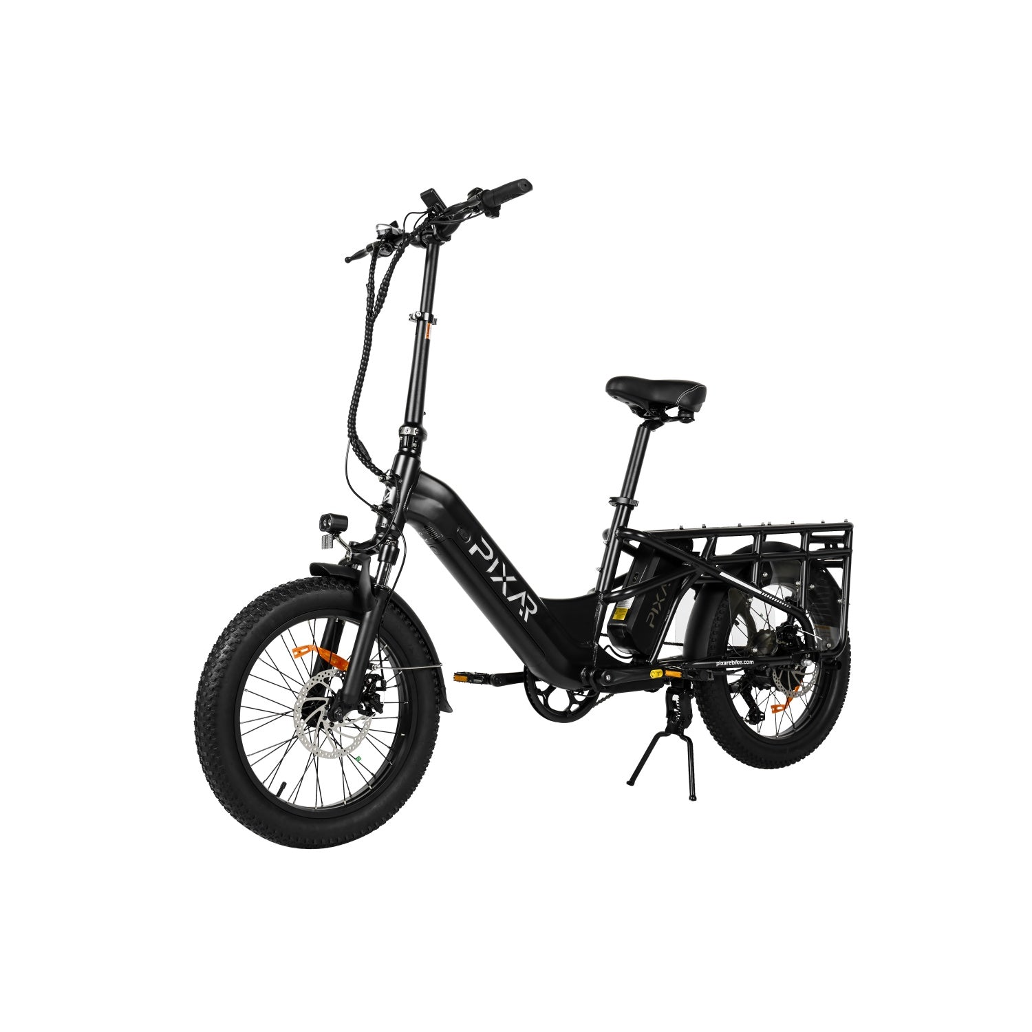 Bicicleta eléctrica negra de llanta ancha con portabultos trasero y pata de cabra.