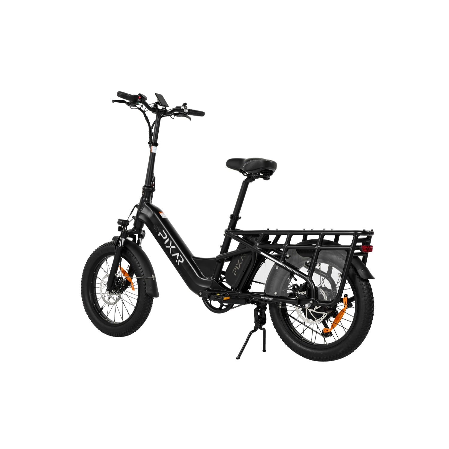 Una bicicleta eléctrica negra con ruedas anchas, portaequipajes trasero y pata de cabra, fondo blanco.