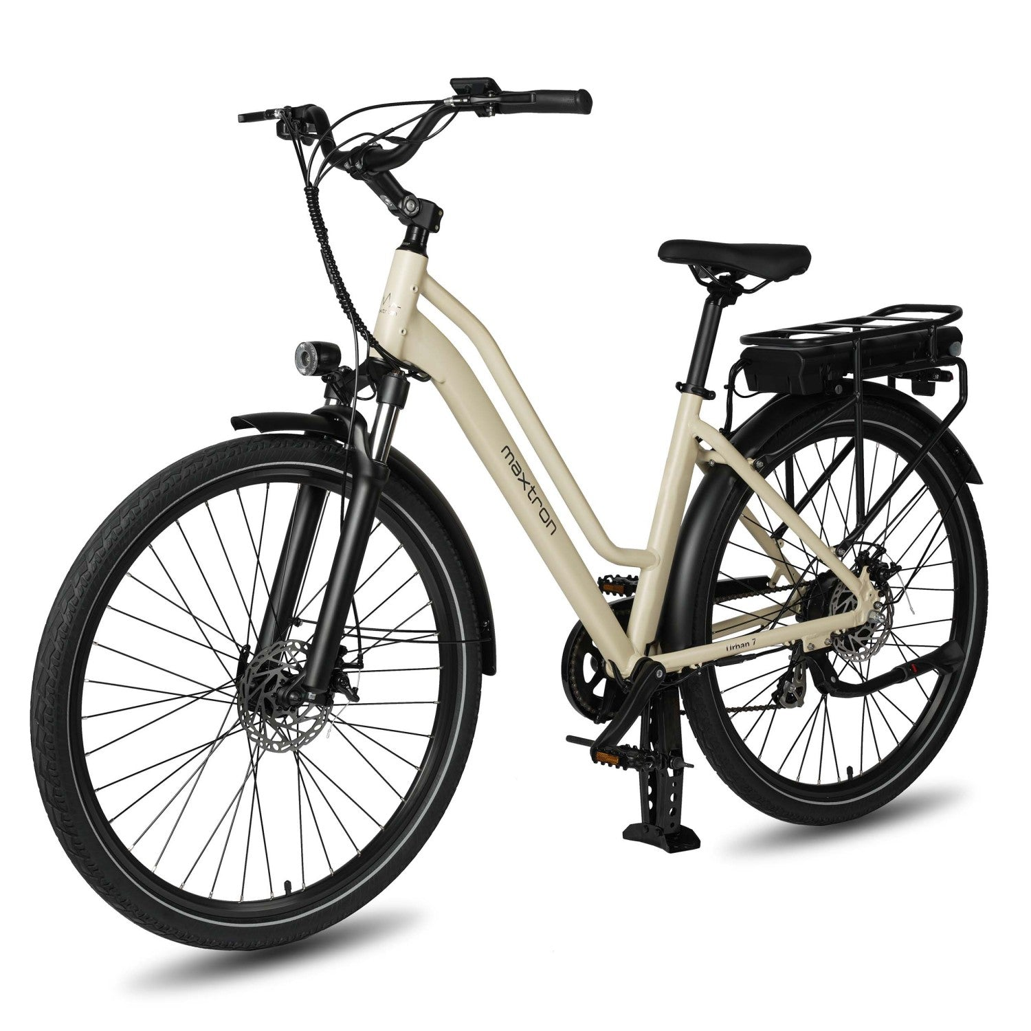 Una bicicleta eléctrica color crema con portabultos y pata de cabra, sobre fondo blanco.