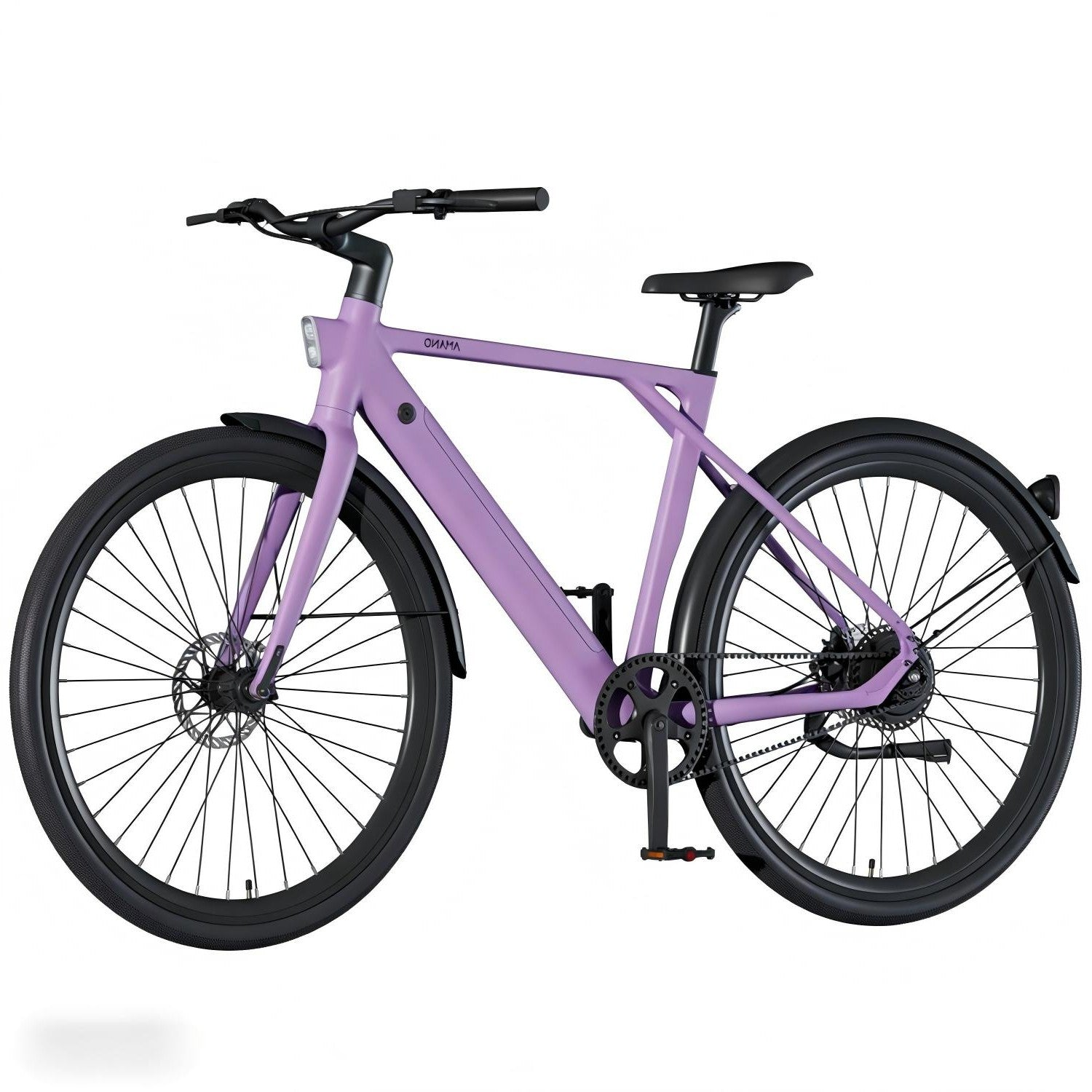 Bicicleta morada de mujer con ruedas y cuadro negros, sobre fondo blanco.