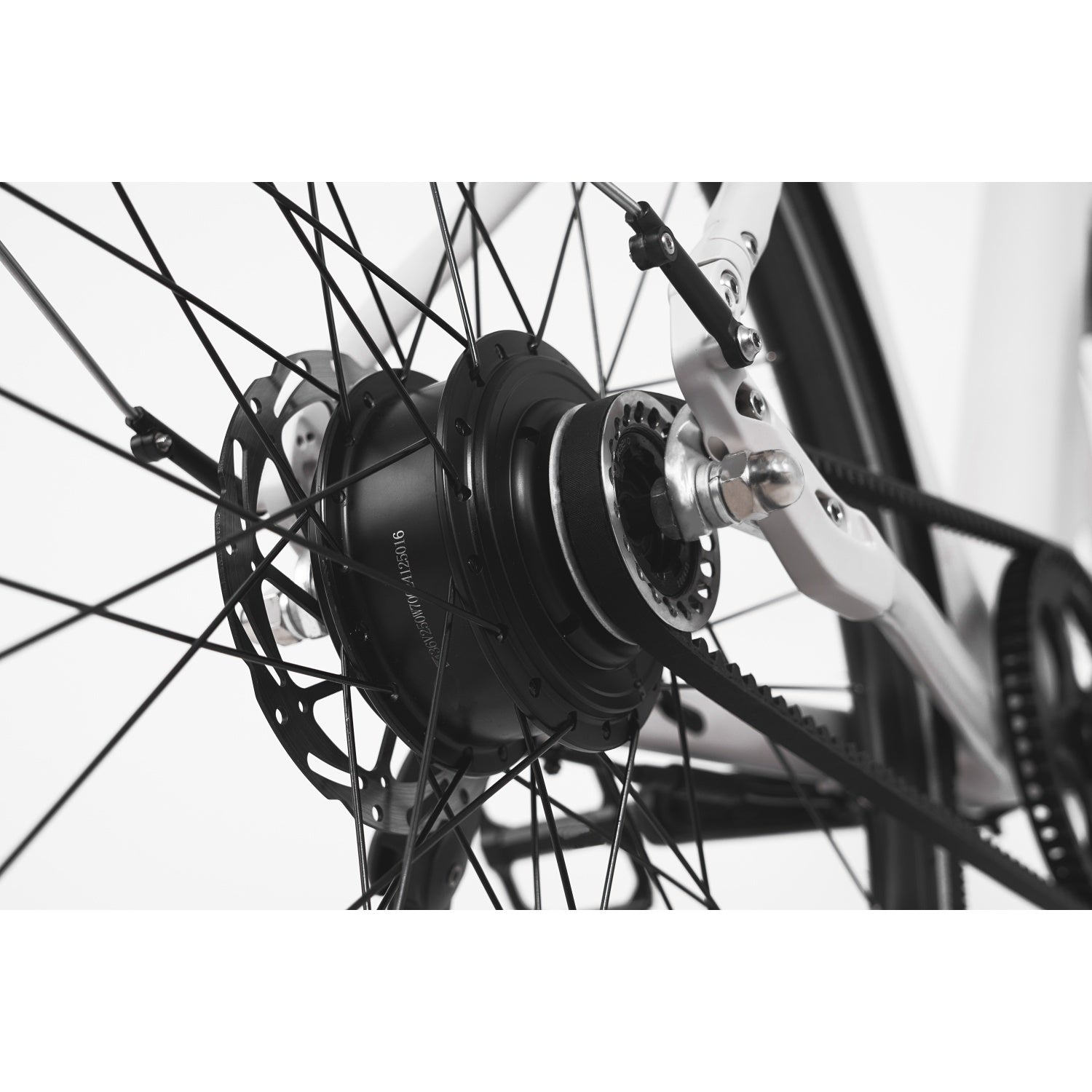 Primer plano del motor de buje trasero, polea y transmisión por correa de una bicicleta.