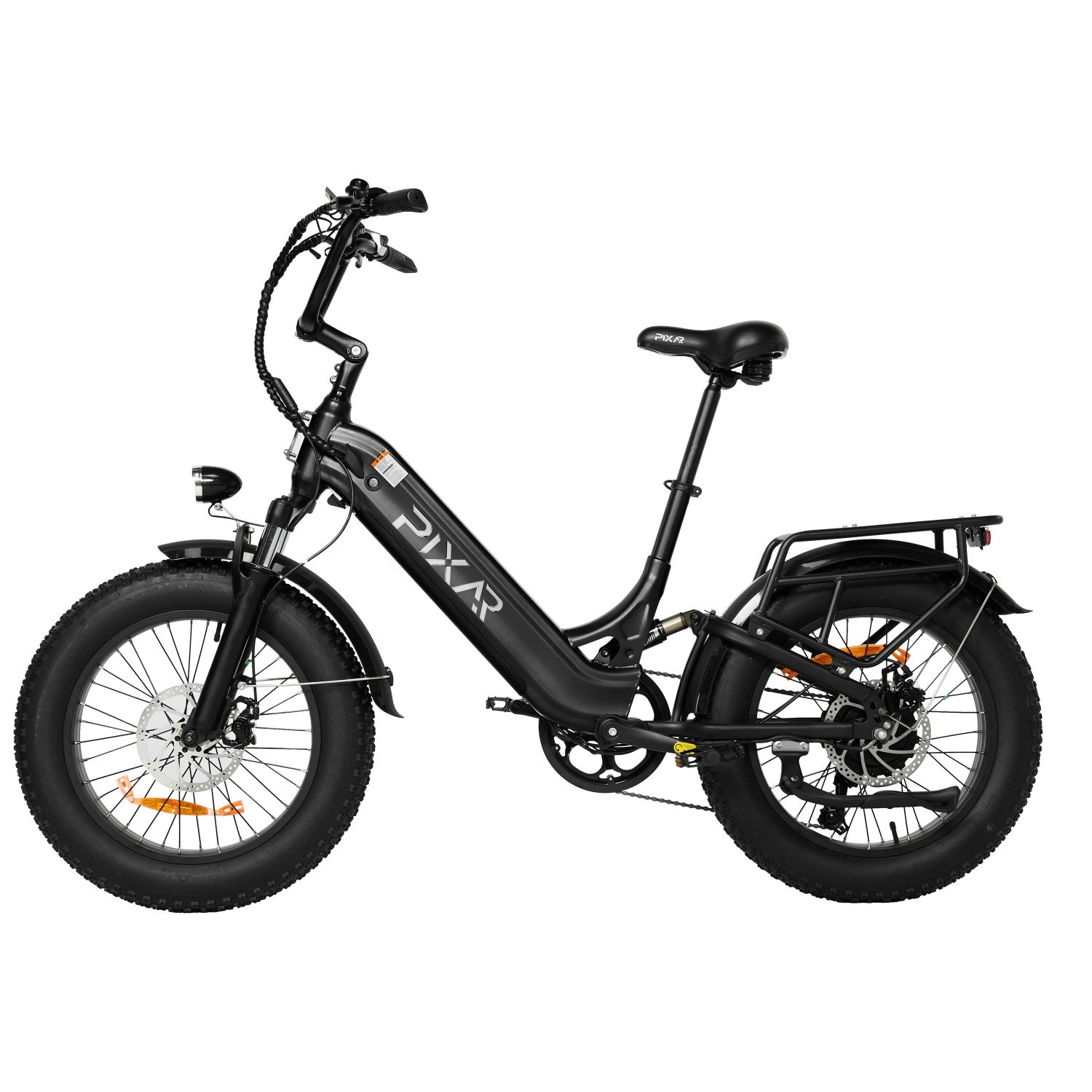 Bicicletta elettrica nera con pneumatici larghi, portapacchi e freni a disco.