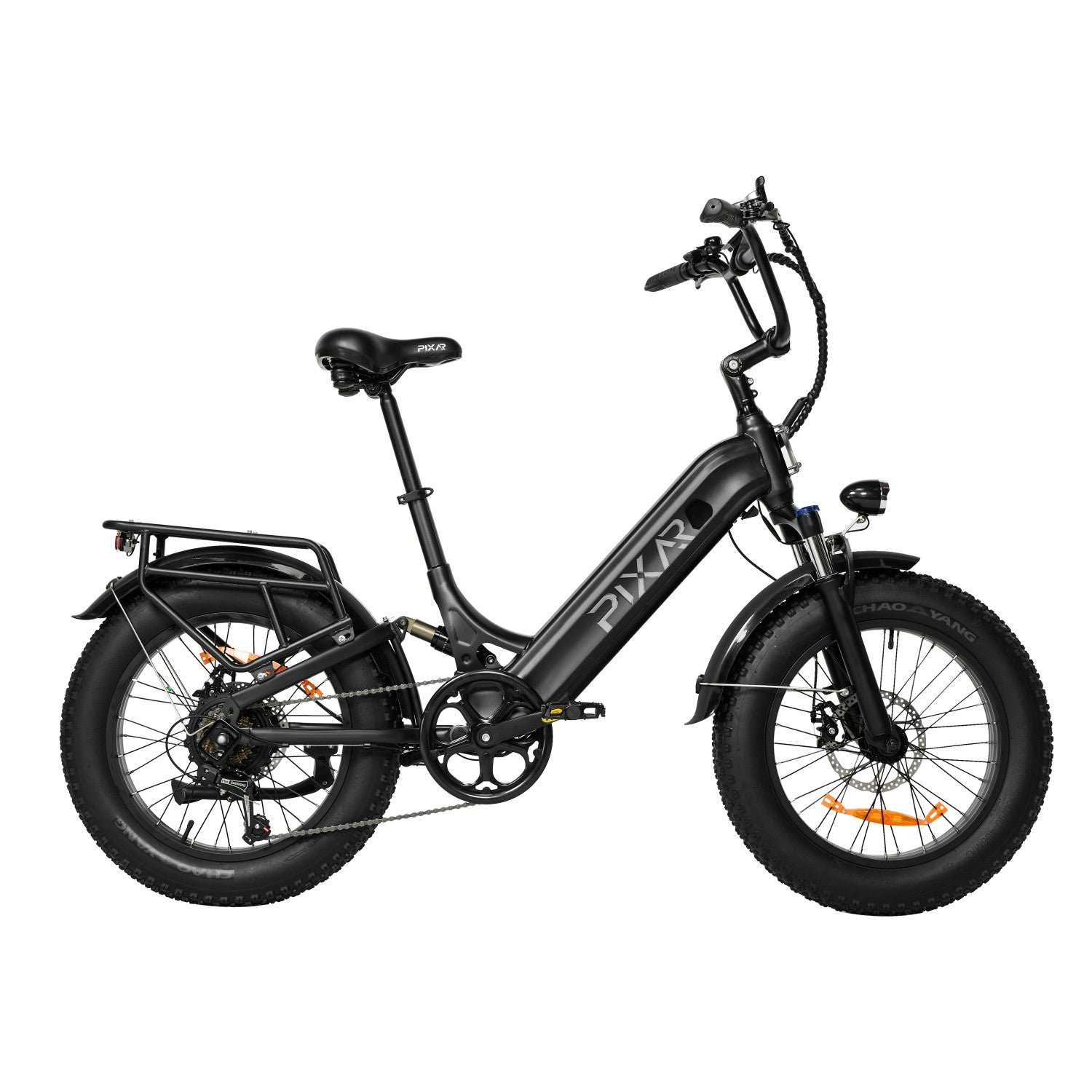 Una bicicletta elettrica nera con pneumatici grassi e portapacchi posteriore.