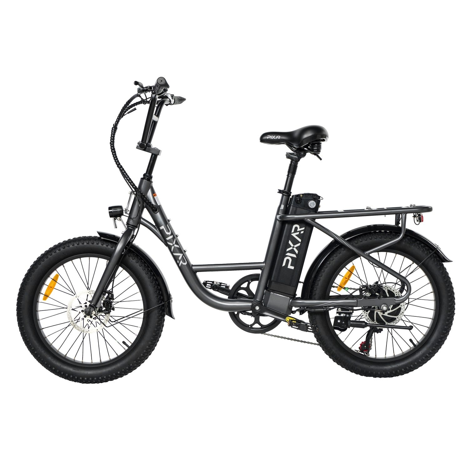 Bicicleta eléctrica negra con neumáticos anchos y portaequipajes, sobre fondo blanco.