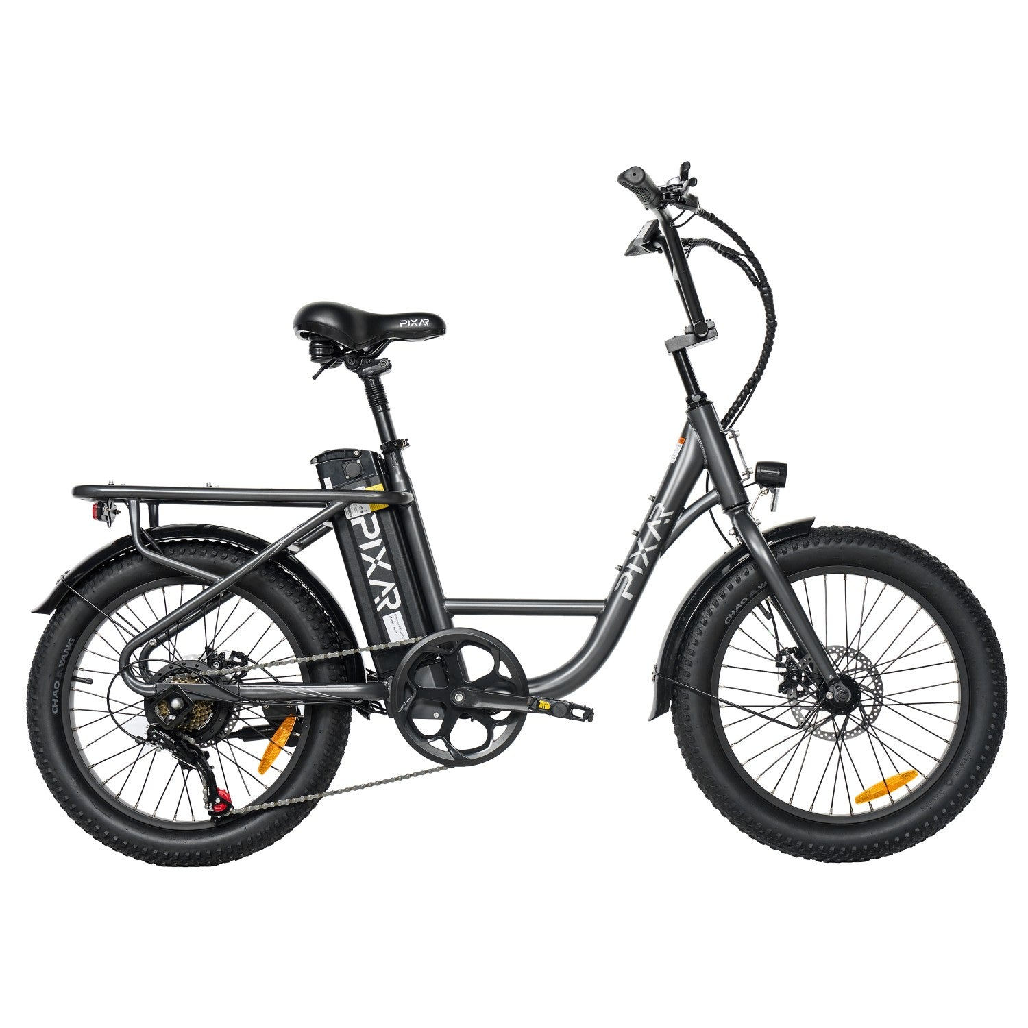 Bicicleta eléctrica plegable gris con neumáticos anchos, portaequipajes trasero y suspensión.