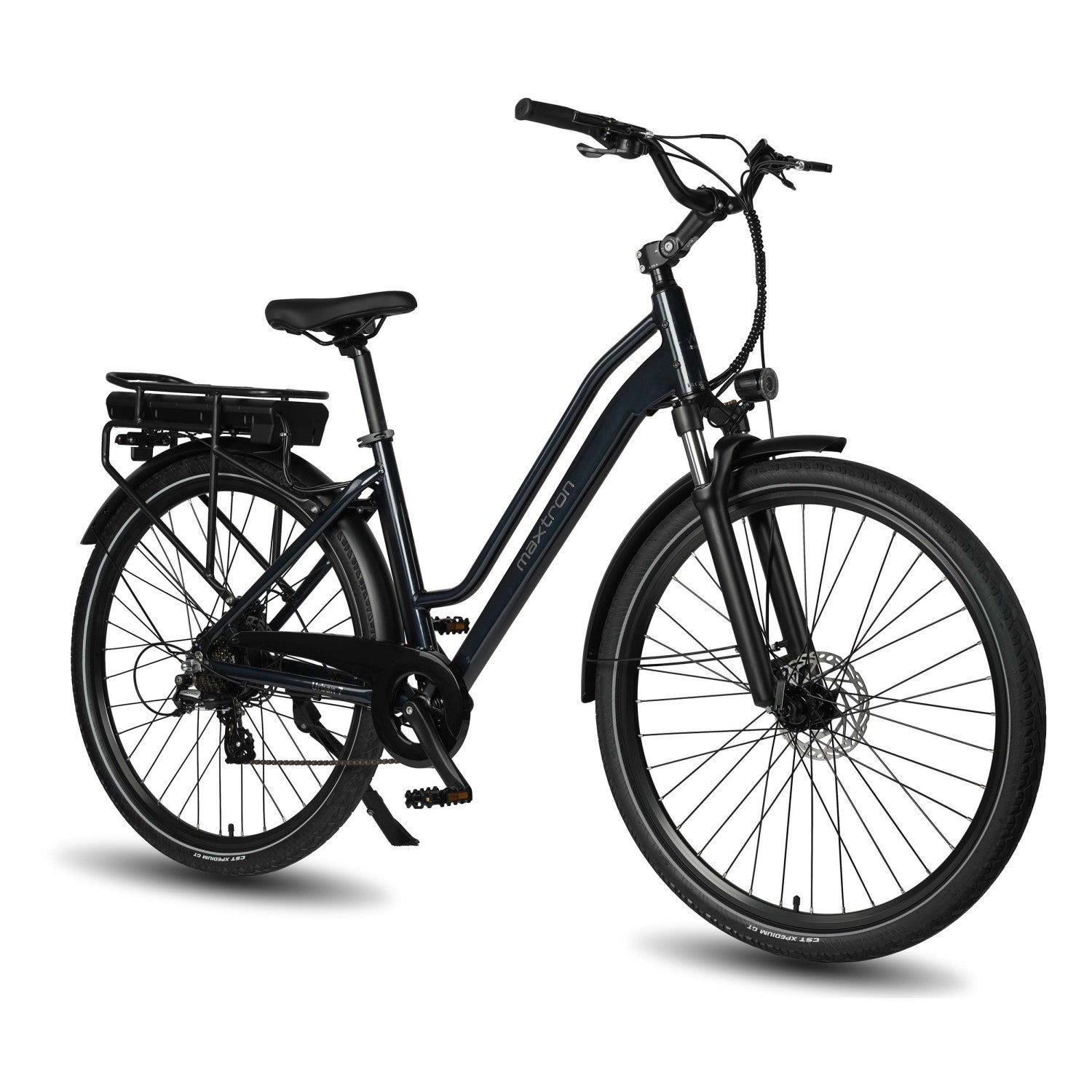 Bicicleta eléctrica gris oscuro con portaequipajes, guardabarros y frenos de disco.