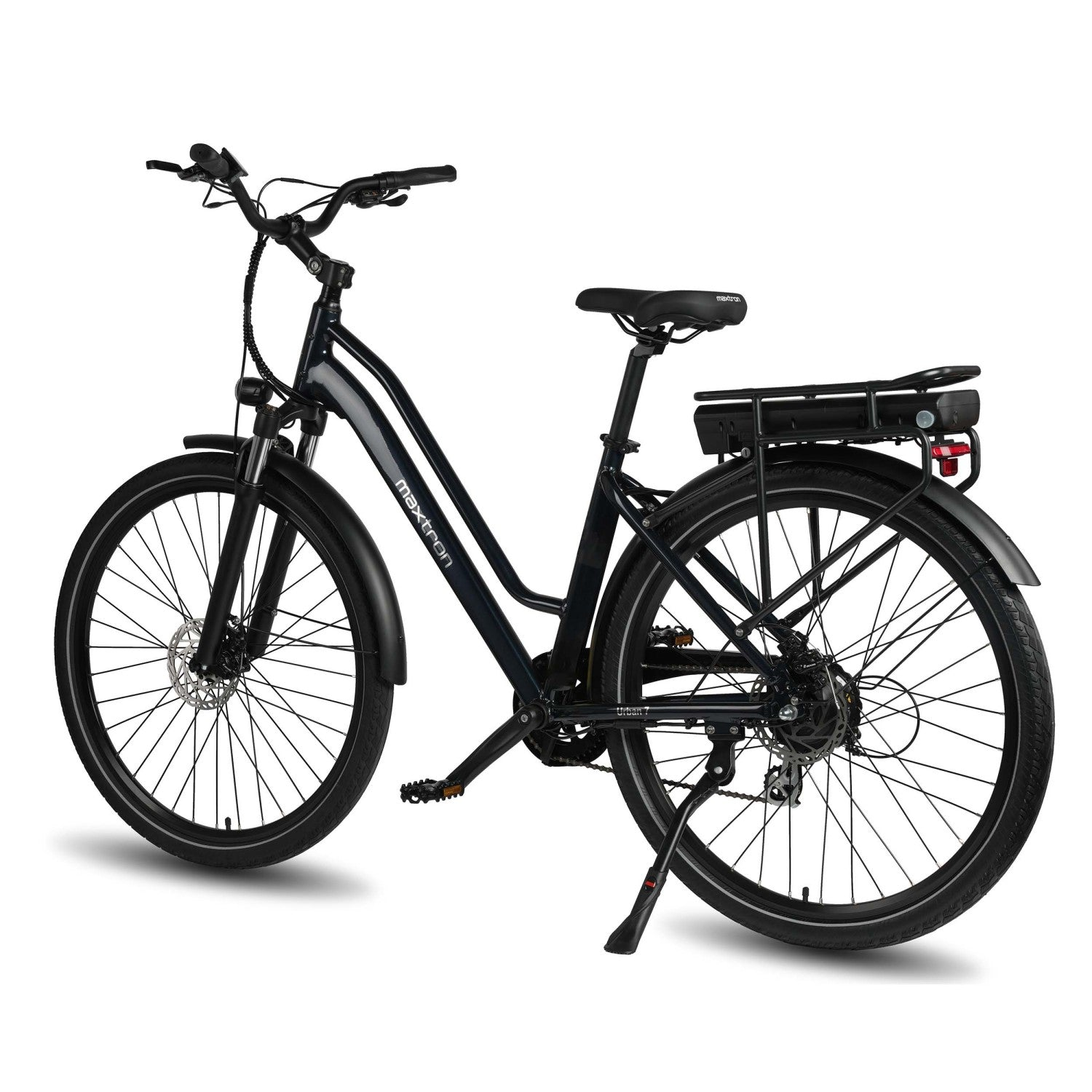 Una bicicleta eléctrica negra con portaequipajes y pata de cabra, sobre fondo blanco.