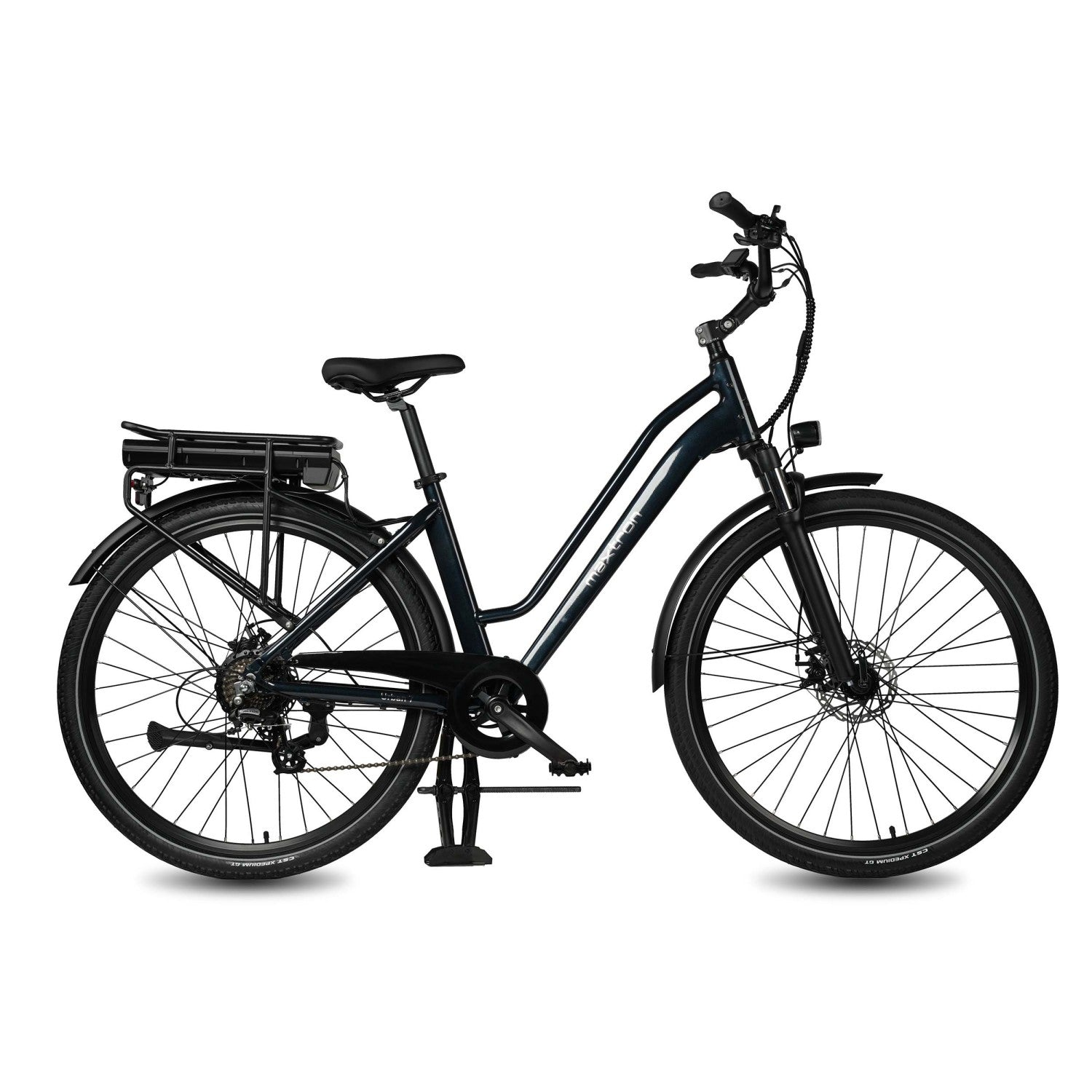 Una e-bike oscura y elegante con portaequipajes y batería, sobre fondo blanco.