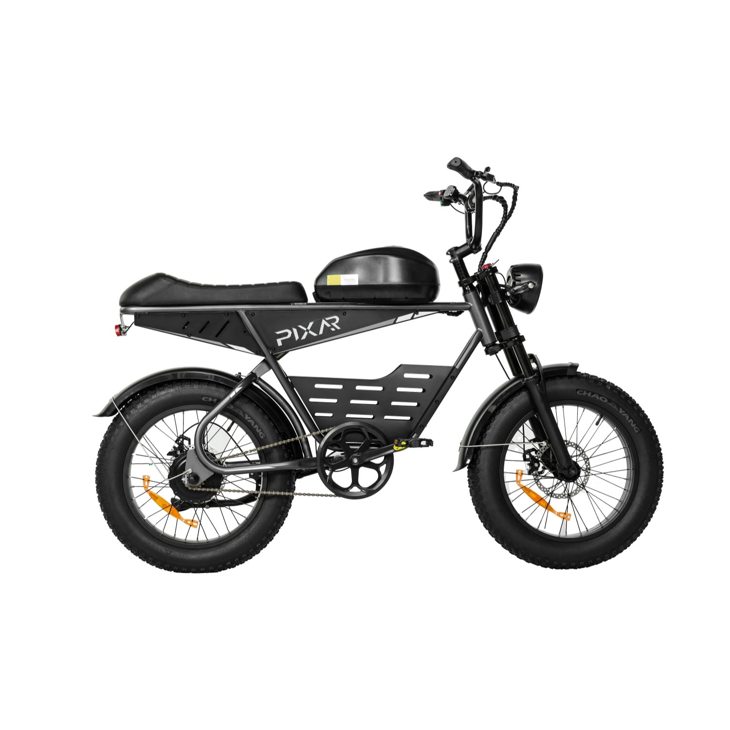 Una bicicleta eléctrica negra con asiento estilo café racer y llantas anchas.