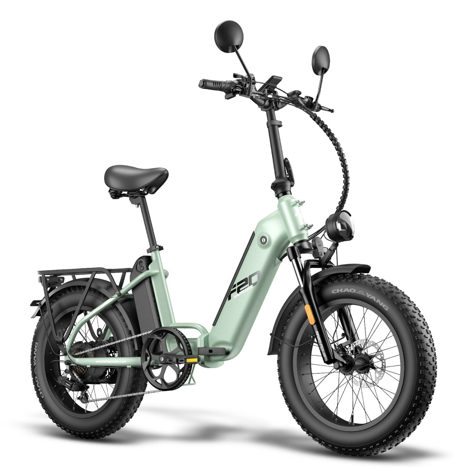 Ein hellgrünes E-Fatbike mit schwarzen Akzenten, Schutzblechen und Gepäckträger.