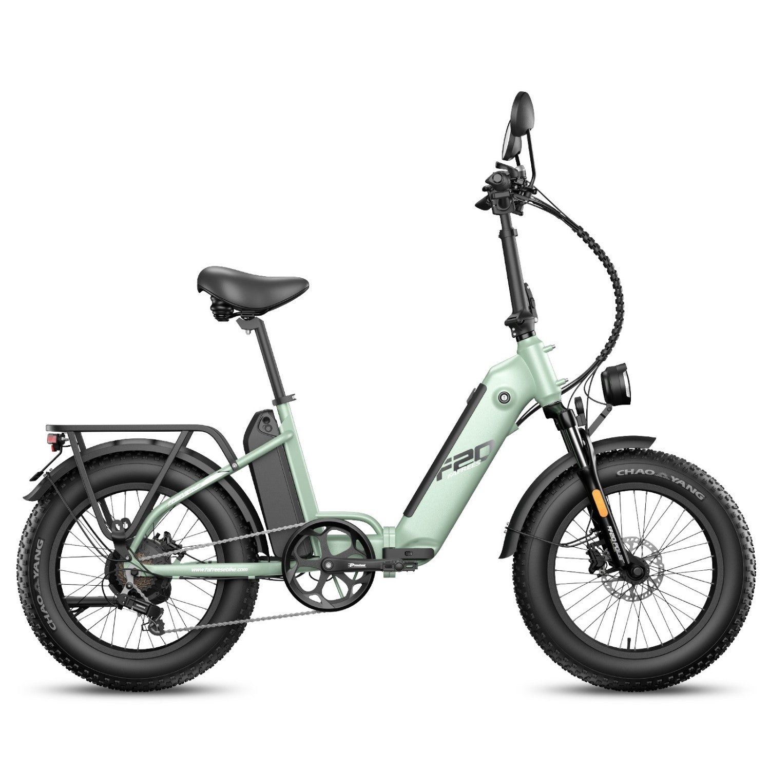 Ein hellgrünes Klapp-E-Bike mit dicken Reifen, Gepäckträger und Spiegel.
