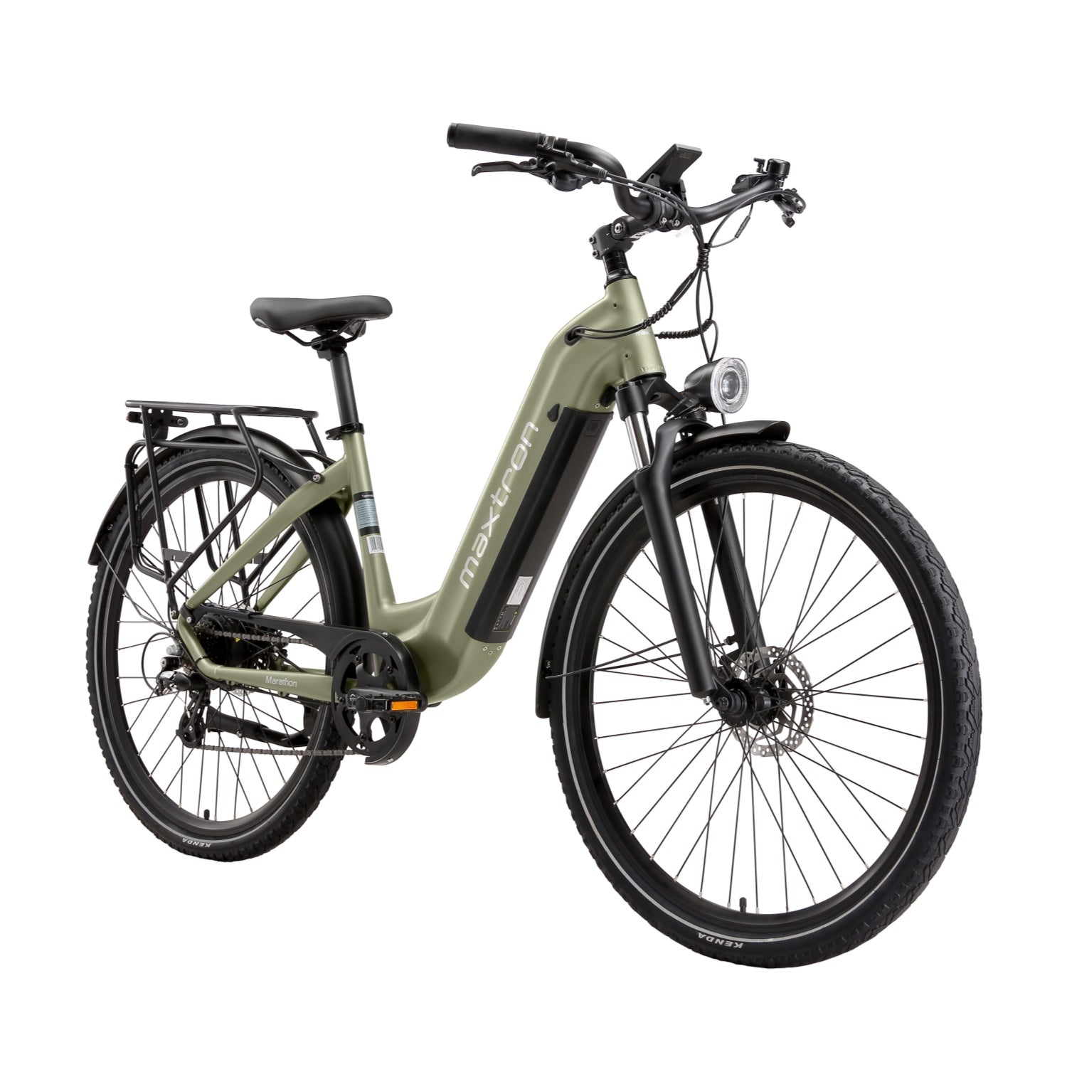 Una e-bike verde oliva con portaequipajes, luz y frenos de disco sobre fondo blanco.