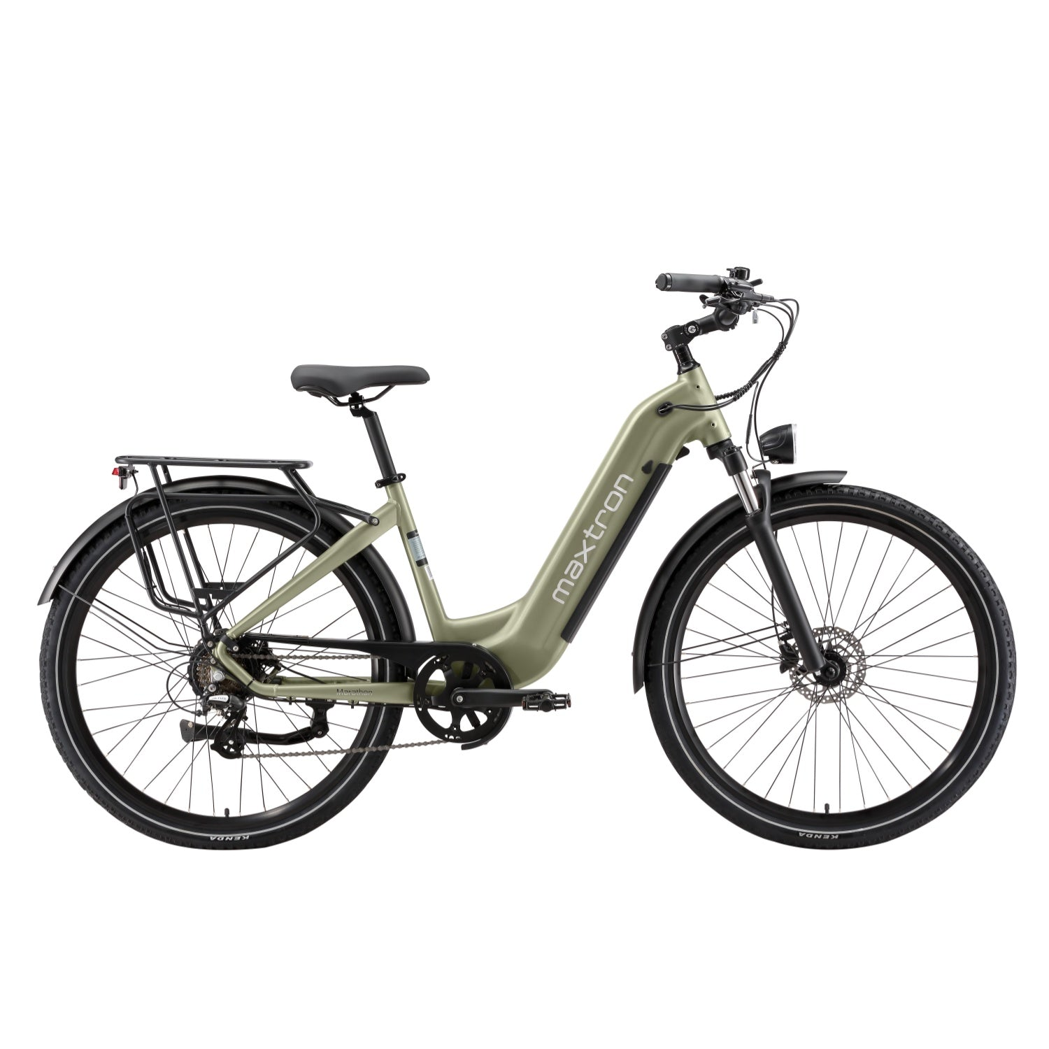 Bicicleta eléctrica verde con portaequipajes, fondo blanco.