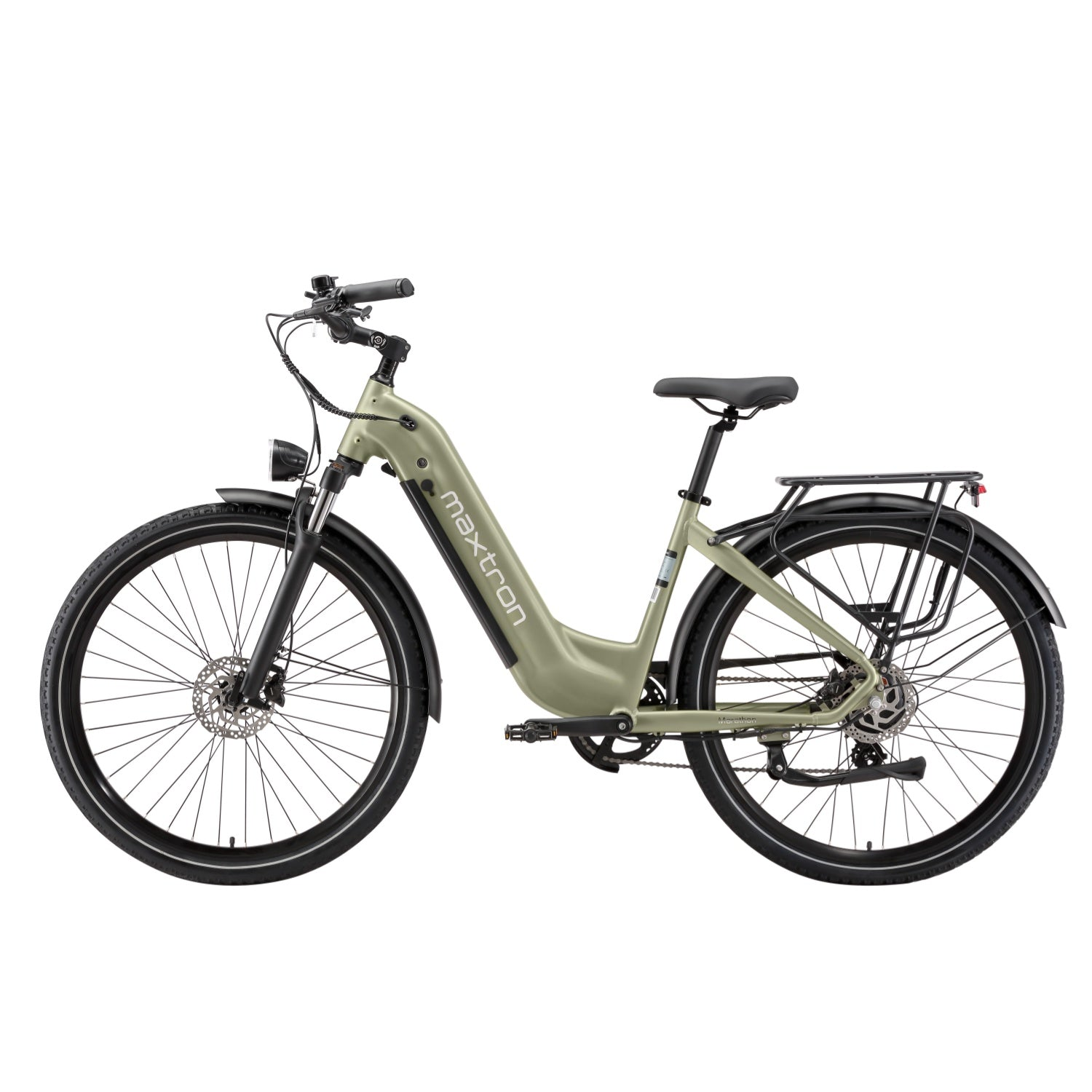 Una bicicleta eléctrica verde claro con portaequipajes y faro, aislada.