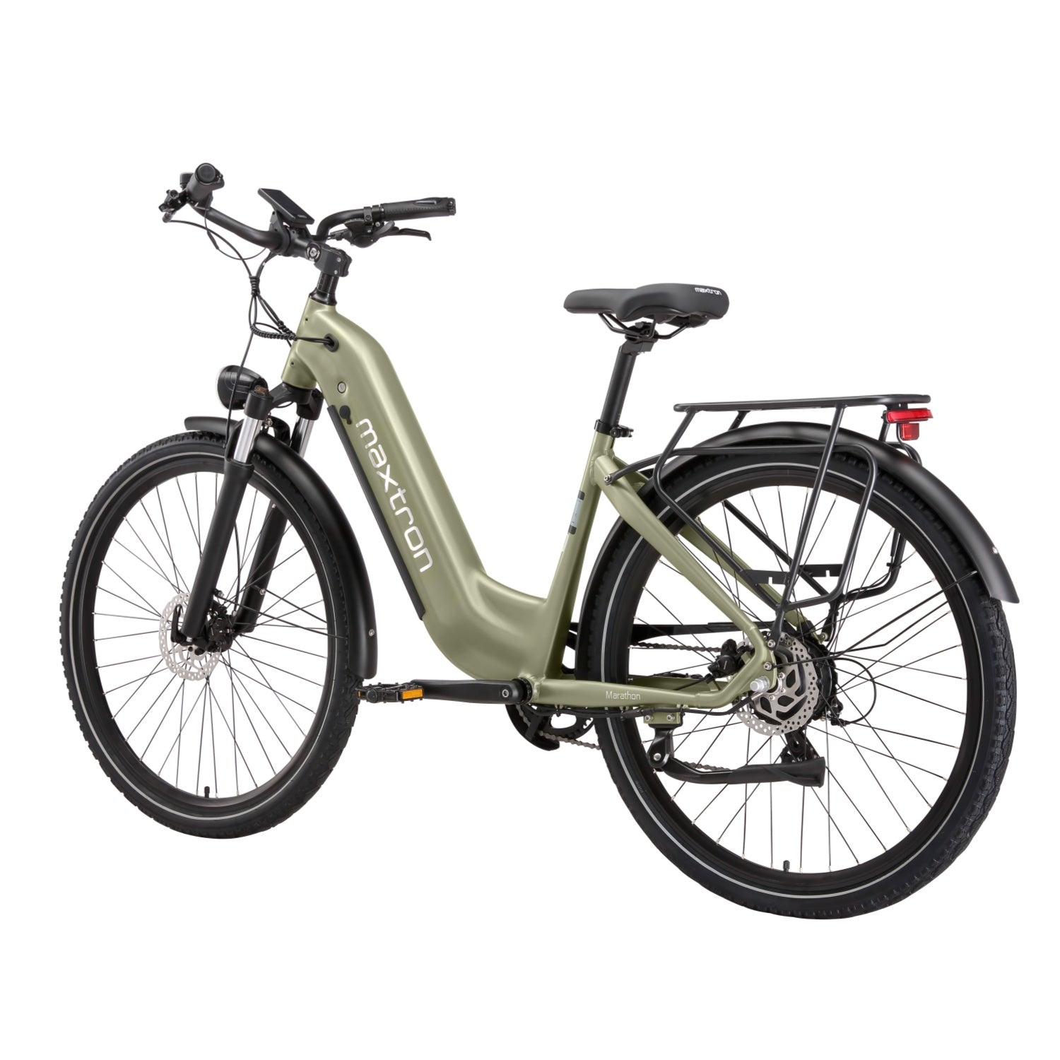 Bicicleta eléctrica verde con portaequipajes, guardabarros y frenos de disco, aislada.
