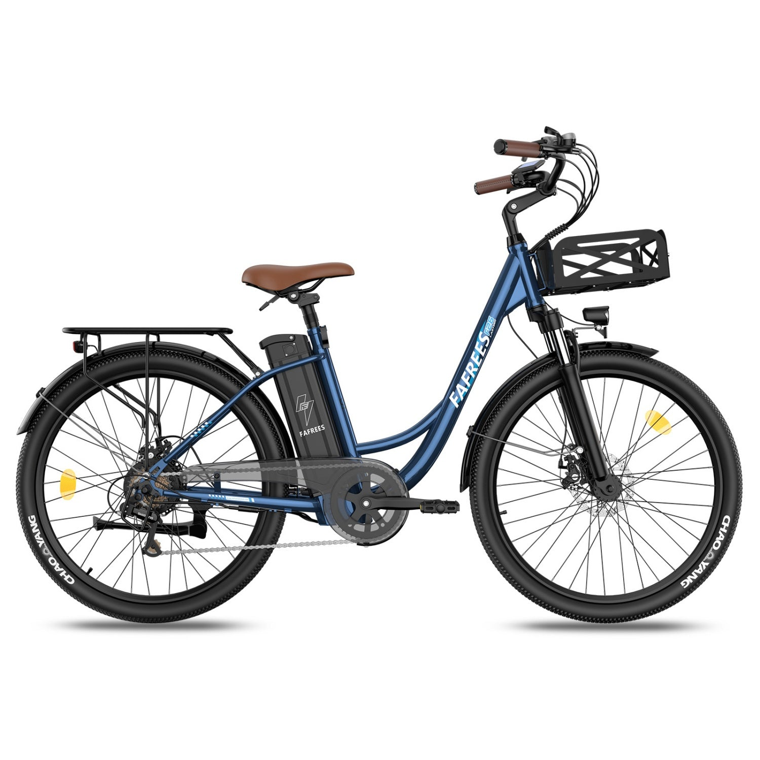 Bicicletta elettrica blu con sella marrone, cestino anteriore e portapacchi posteriore.