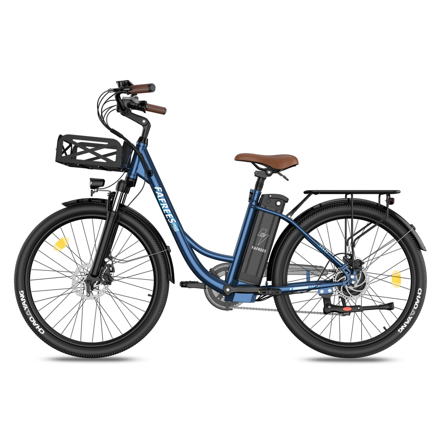 Una bicicletta elettrica blu con cestino anteriore, sella marrone e portapacchi posteriore su sfondo bianco.