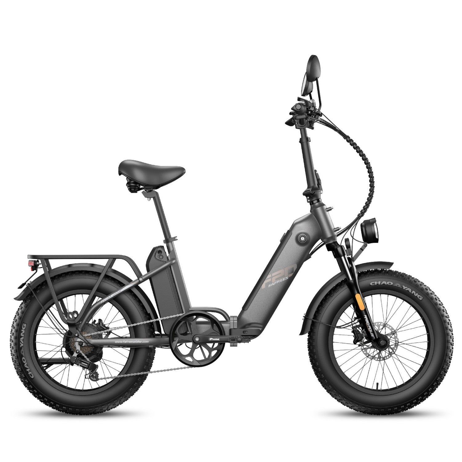 Ein graues Fat-Tire-Elektrofahrrad mit Gepäckträger, klappbarem Rahmen und dicken Rädern.