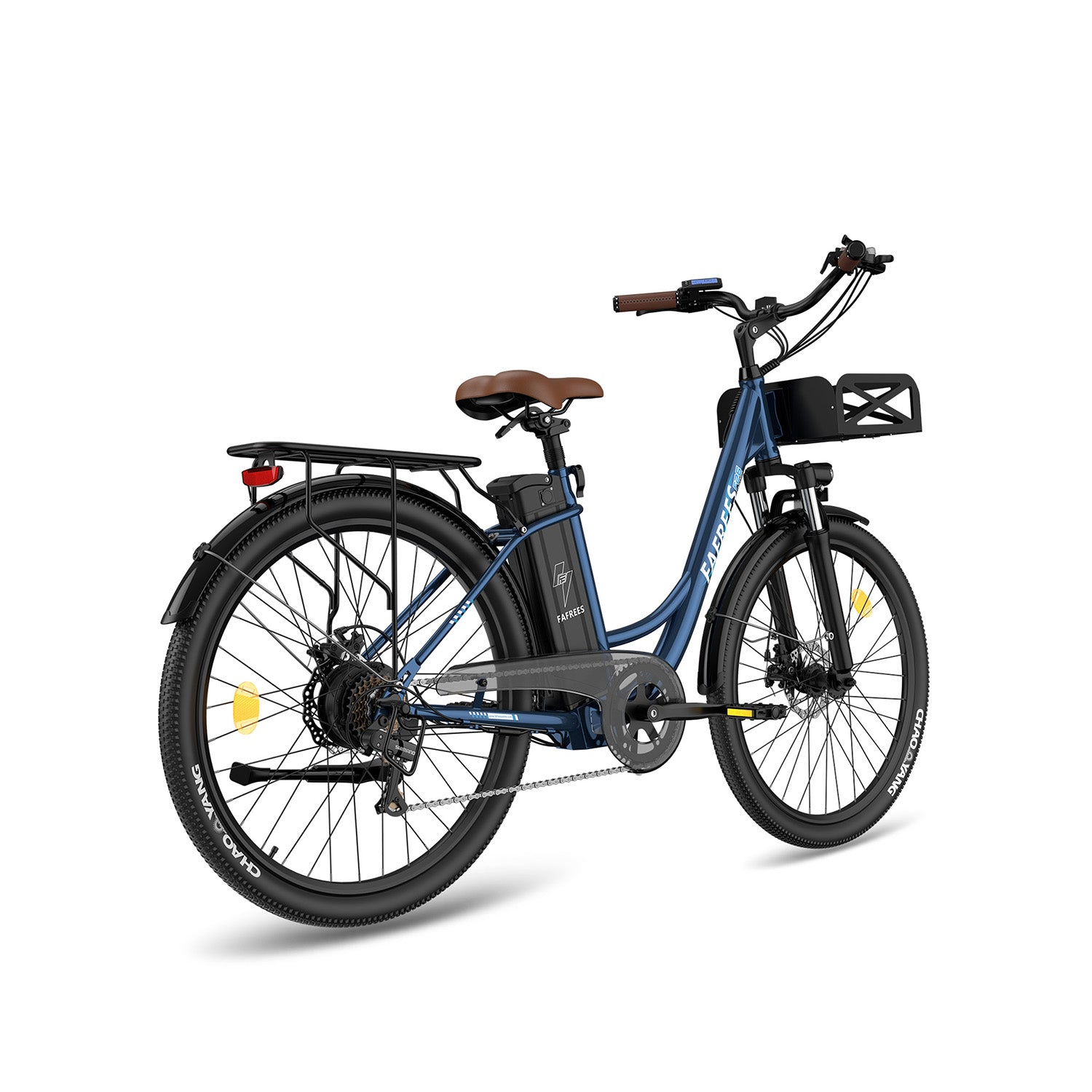 Una e-bike blu con sella marrone, portapacchi posteriore e cestino anteriore su sfondo bianco.
