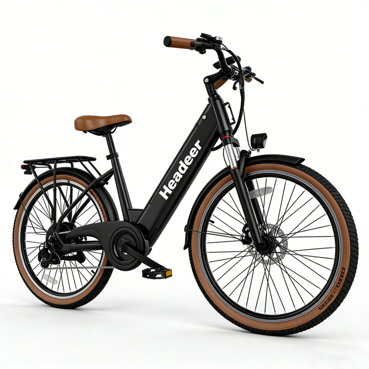 Una bicicleta eléctrica negra con detalles marrones y llantas tostadas, aparcada en blanco.