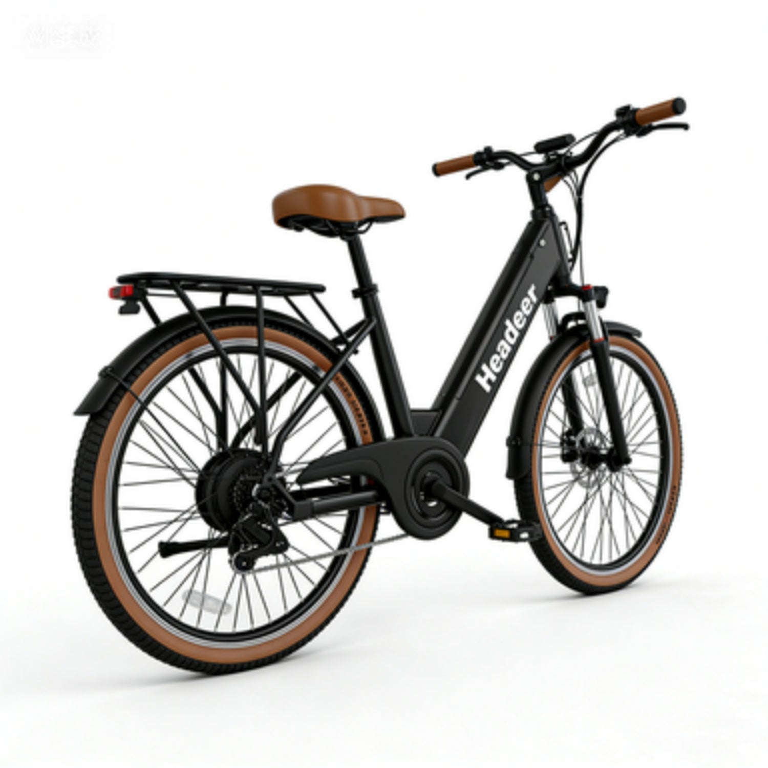 Bicicleta eléctrica negra con sillín y puños marrones, portaequipajes, fondo blanco.