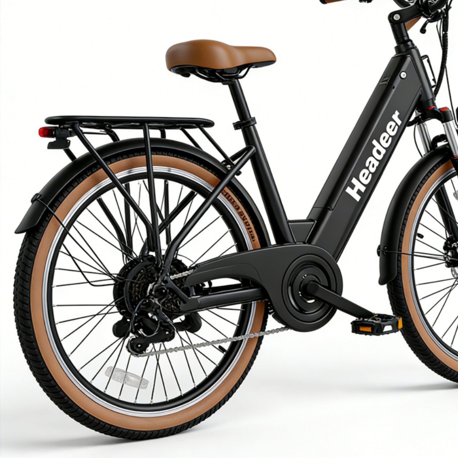 Bicicleta eléctrica negra con sillín marrón, portaequipajes y neumáticos marrones.