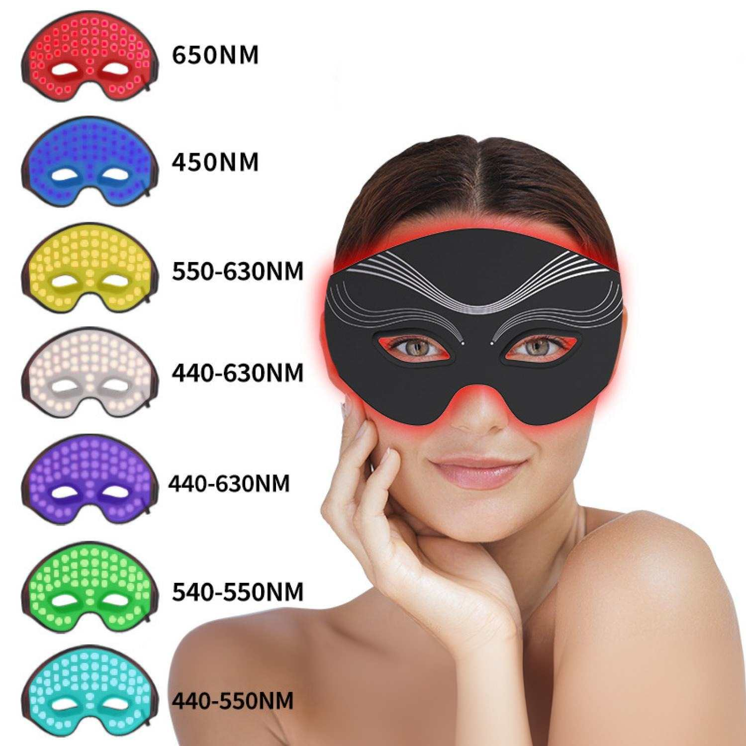 Eine Frau trägt eine schwarze Gesichtsmaske mit Lichtern. Daneben sind verschiedene Masken.