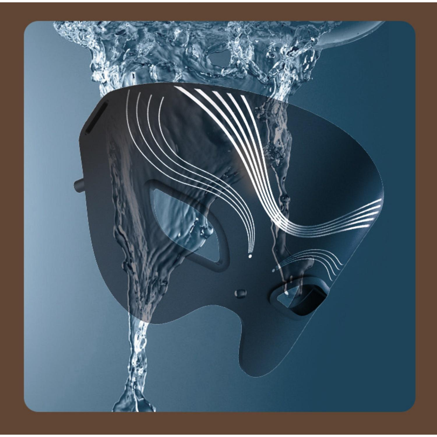 Ein schwarzer Tauchermaske wird in Wasser getaucht, mit weißen Linien verziert.