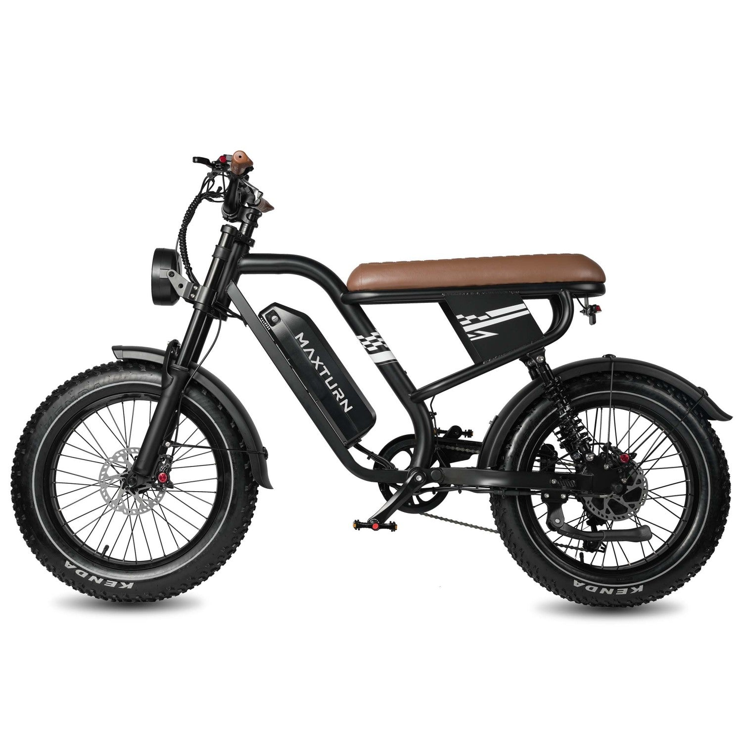 Bici elettrica nera con sella marrone e pneumatici larghi, su sfondo bianco.