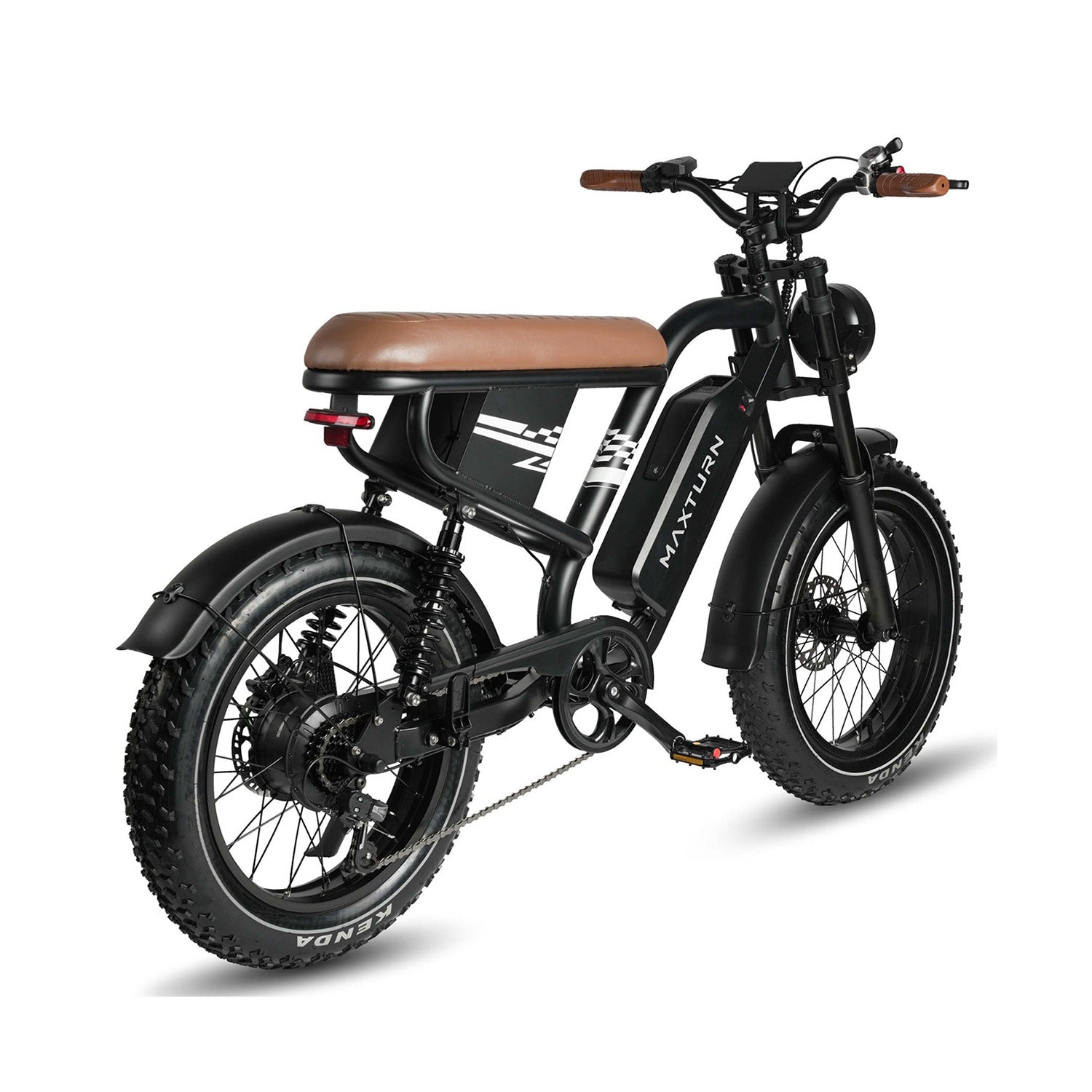 Bicicletta elettrica nera con sella e manubrio marroni, pneumatici larghi, sfondo bianco.