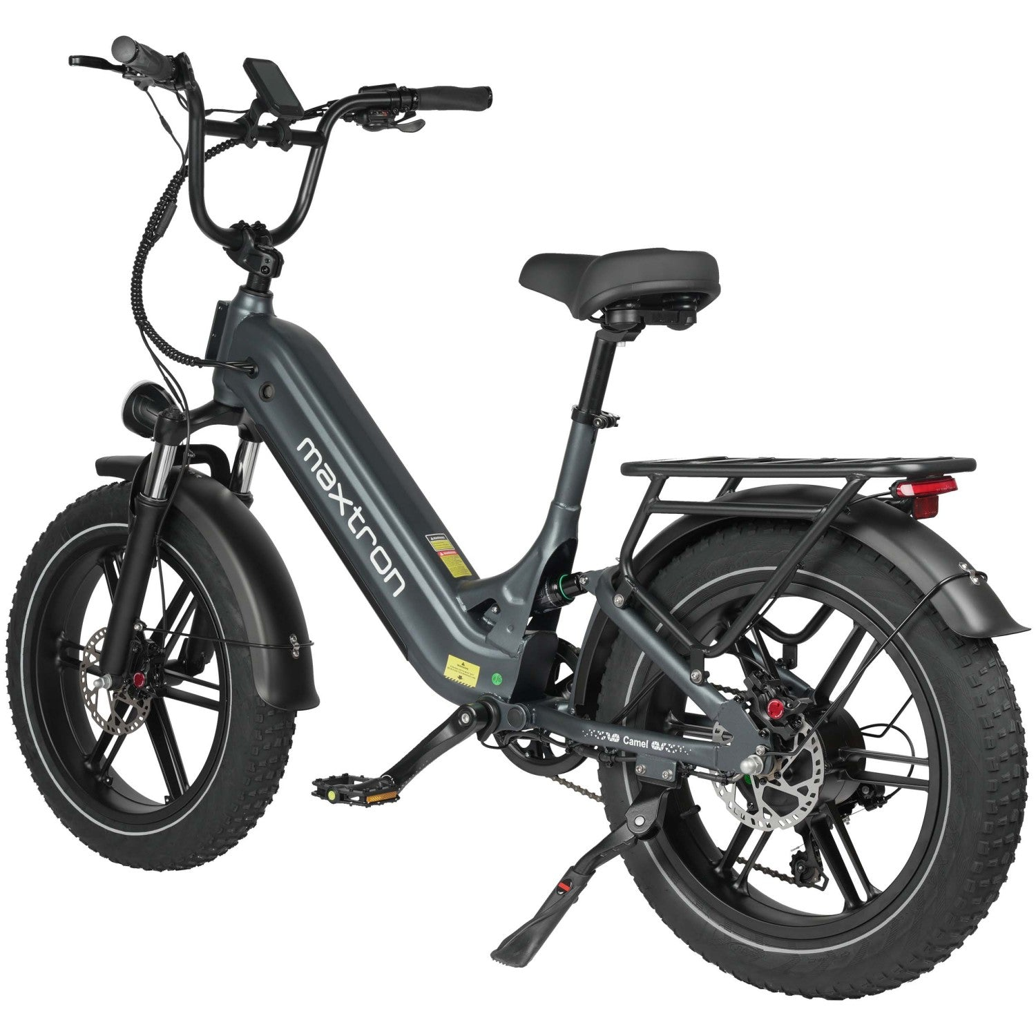 E-bike grigia con pneumatici larghi, portapacchi e display. Sfondo bianco.