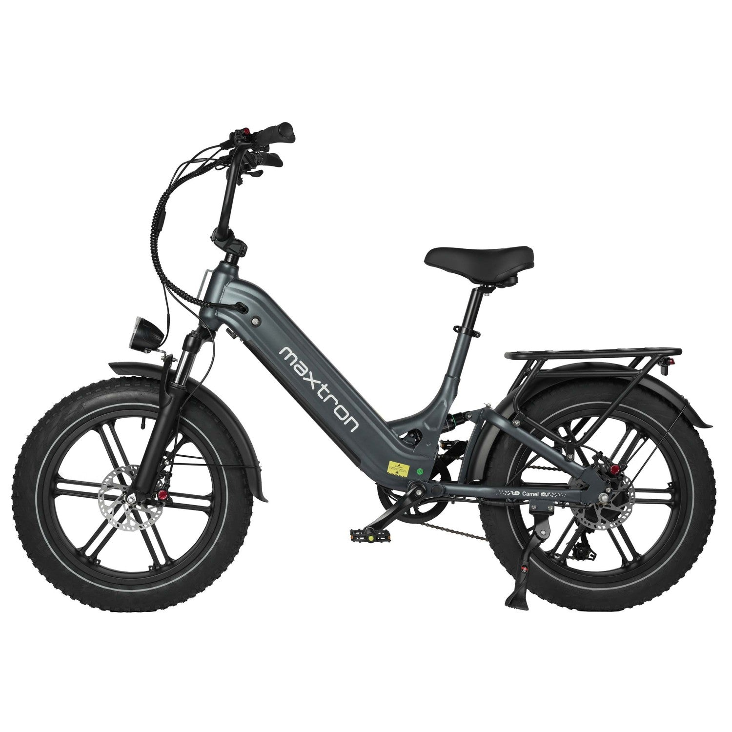 Una bicicletta elettrica grigia con pneumatici larghi, portapacchi posteriore e sospensioni.