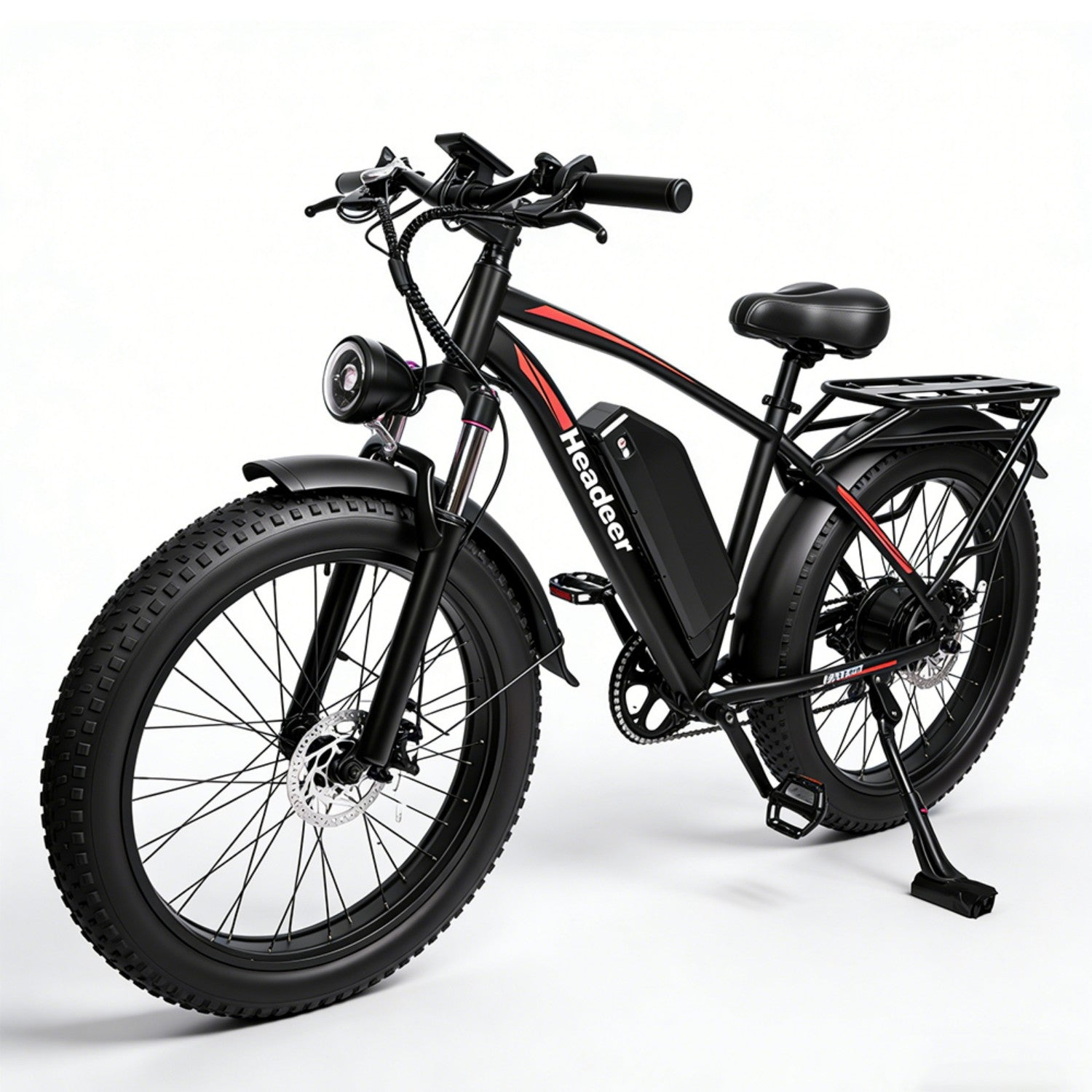Schwarzes Elektrofahrrad mit dicken Reifen, Federung und Gepäckträger auf weißem Hintergrund.