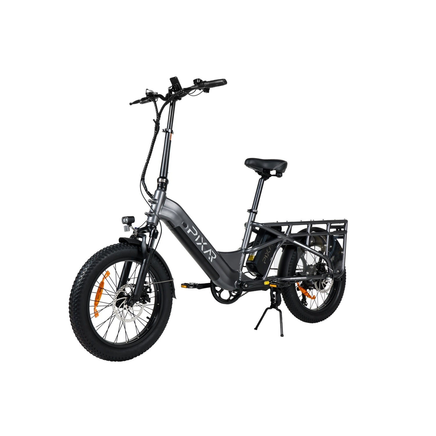 Una bicicleta eléctrica gris con neumáticos anchos, portaequipajes y luces.